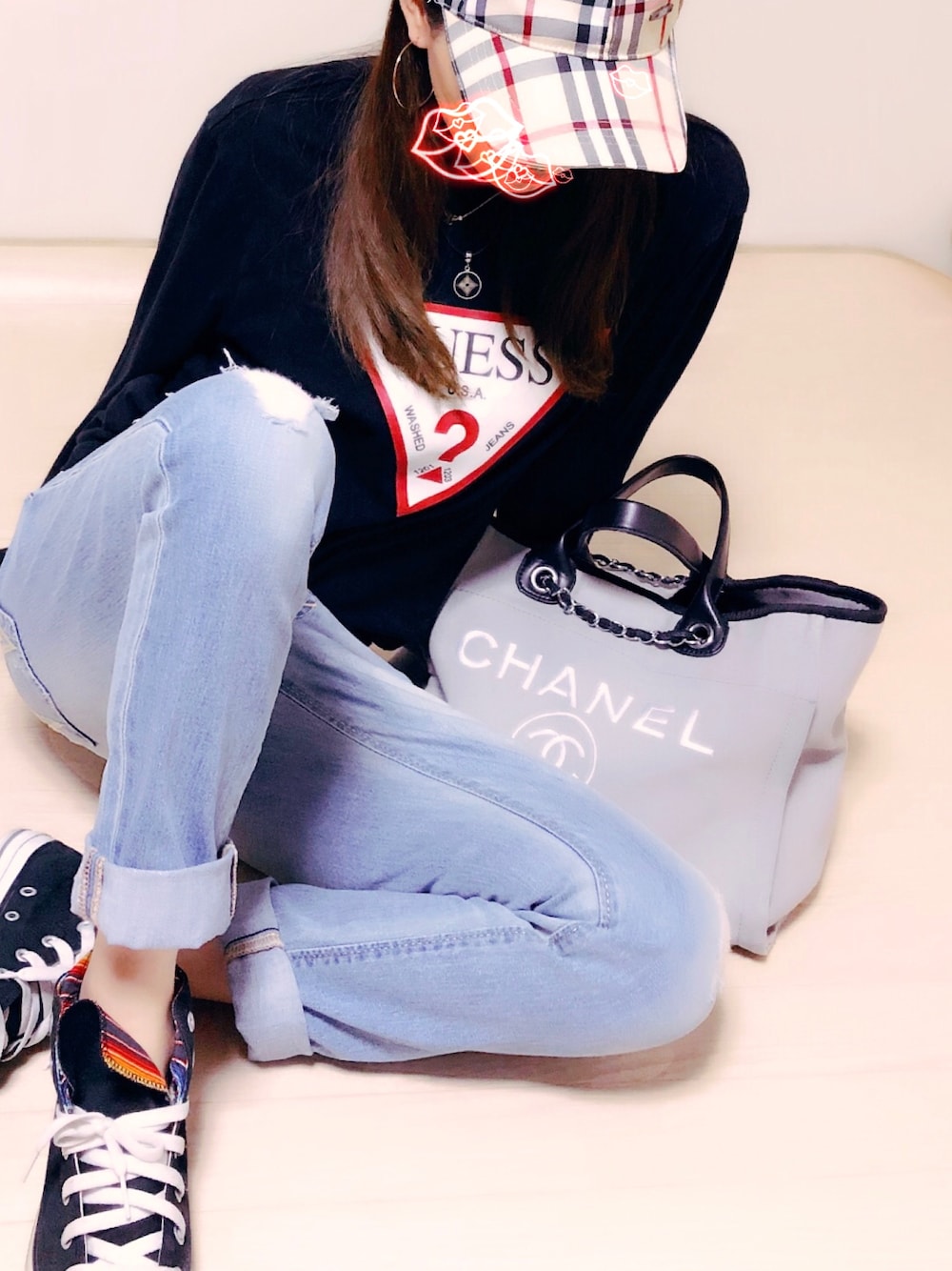 「カジュアルコーデ、パンツスタイル、休日スタイル、capコーデ」｜「CHANELのアイテム（ハンドバッグ、グレー系）」を使った、yuさん（レディース・160cm）の秋コーディネートの1枚目の写真