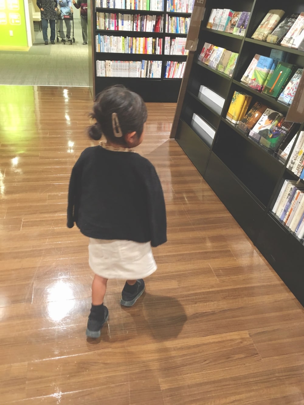 「女の子コーデ、グローバルワーク(GLOBAL WORK)、アーバン リサーチ ドアーズ(URBAN RESEARCH DOORS)、ナイキ、おしゃれさんと繋がりたい、8歳」｜「URBAN RESEARCH DOORSのアイテム（カーディガン/ボレロ、ブラック系）」を使った、ぴばこさん（キッズ・100cm）の秋コーディネートの1枚目の写真