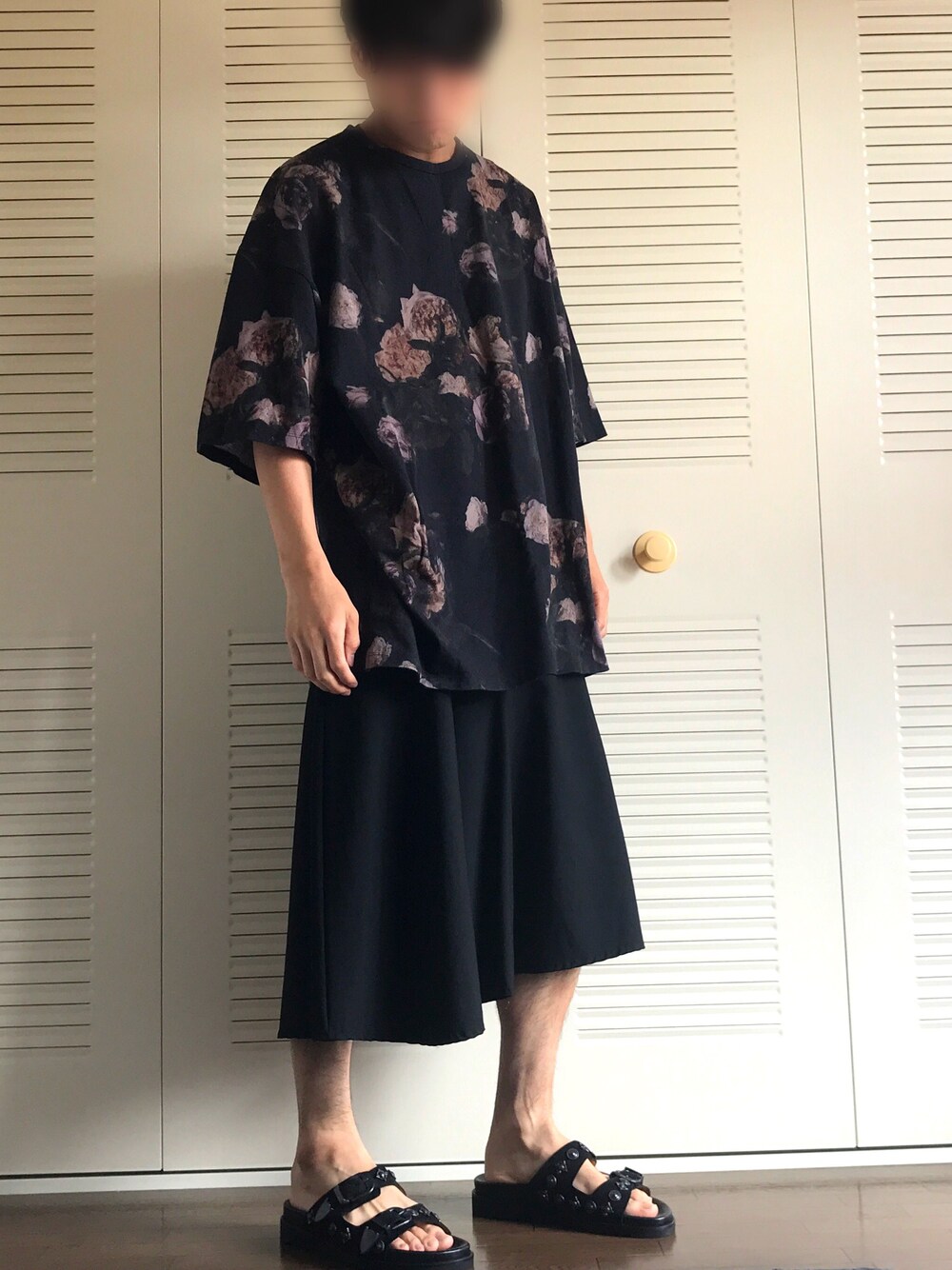 「ラッドミュージシャン、LAD MUSICIAN、花柄、オーバーサイズ、ビッグシルエット、トーガ、TOGA、TOGA VIRILIS」｜「LAD MUSICIANのアイテム（Tシャツ/カットソー、ブラック系）」を使った、にっくさん（メンズ・169cm）の夏コーディネートの1枚目の写真