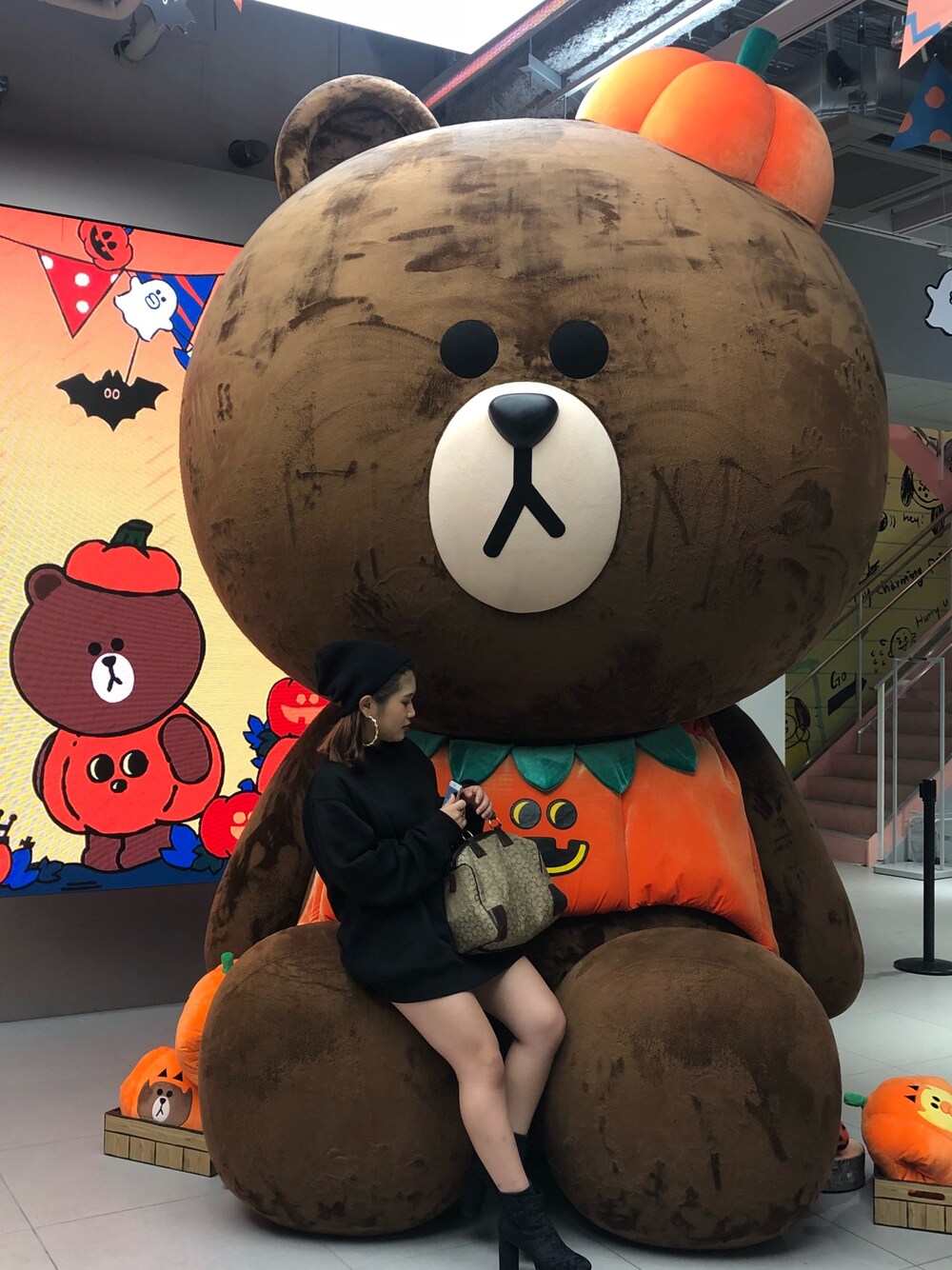 「東京、表参道、原宿、渋谷、EMODA、スナップ、linen、ブラウン」｜「GUのアイテム（スウェット、ブラック系）」を使った、mina☀️さん（レディース・151cm）の秋コーディネートの1枚目の写真