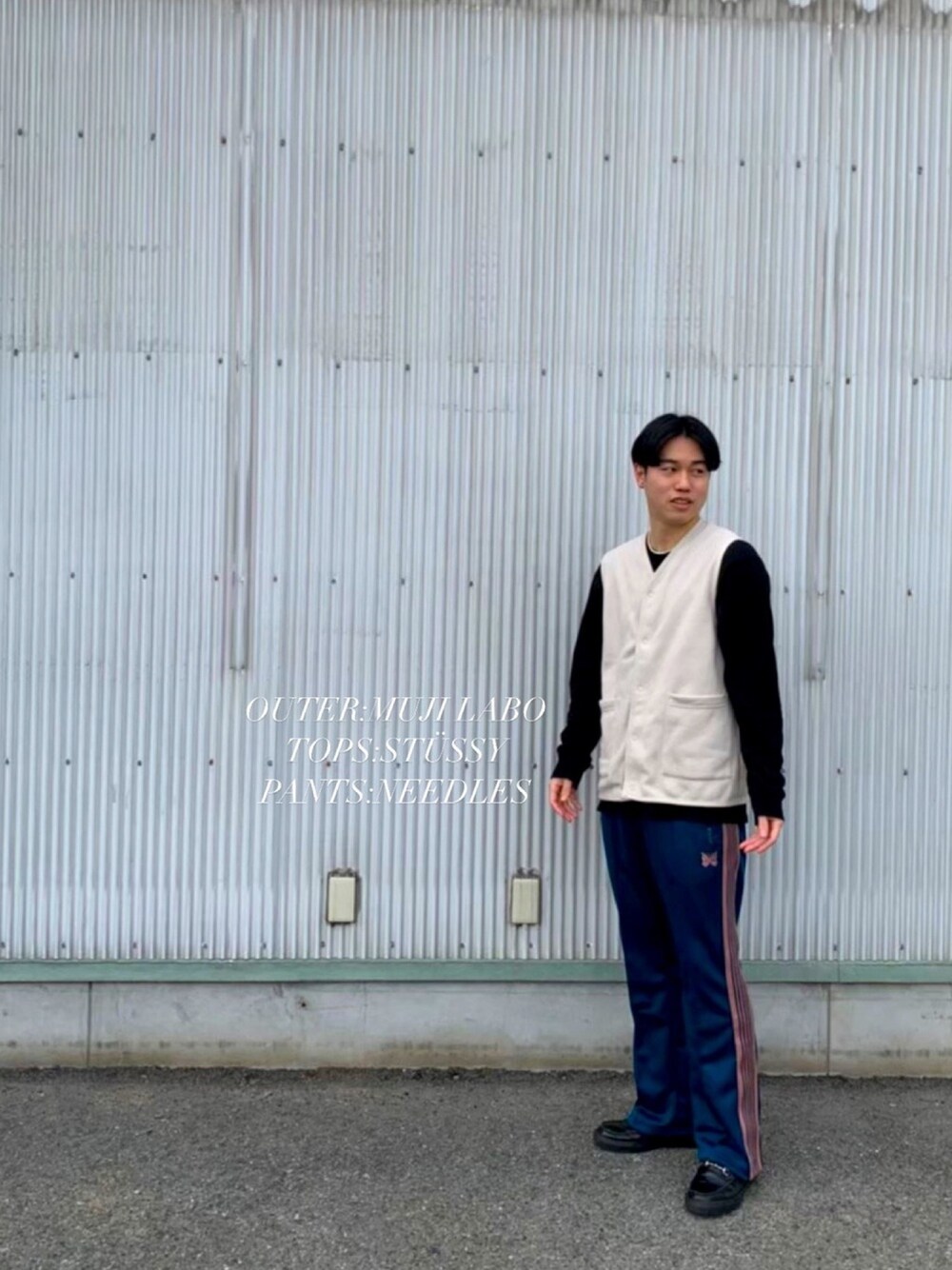 「シンプルコーデ、NEEDLES、無印良品、無印良品コーデ、フォローミー、フォローお願いします、春色、ベスト×Tシャツ、トラックパンツ、ニットベスト」｜「無印良品のアイテム（ジャケット/アウター、ベージュ系）」を使った、りゅーGさん（メンズ・179cm）の春コーディネートの1枚目の写真