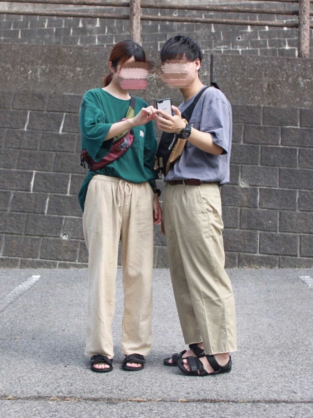 ホワイト系のTシャツ/カットソー、ベージュ系のその他パンツ、グレー系のTシャツ/カットソーを着用したメンズの夏コーディネートの1枚目の写真