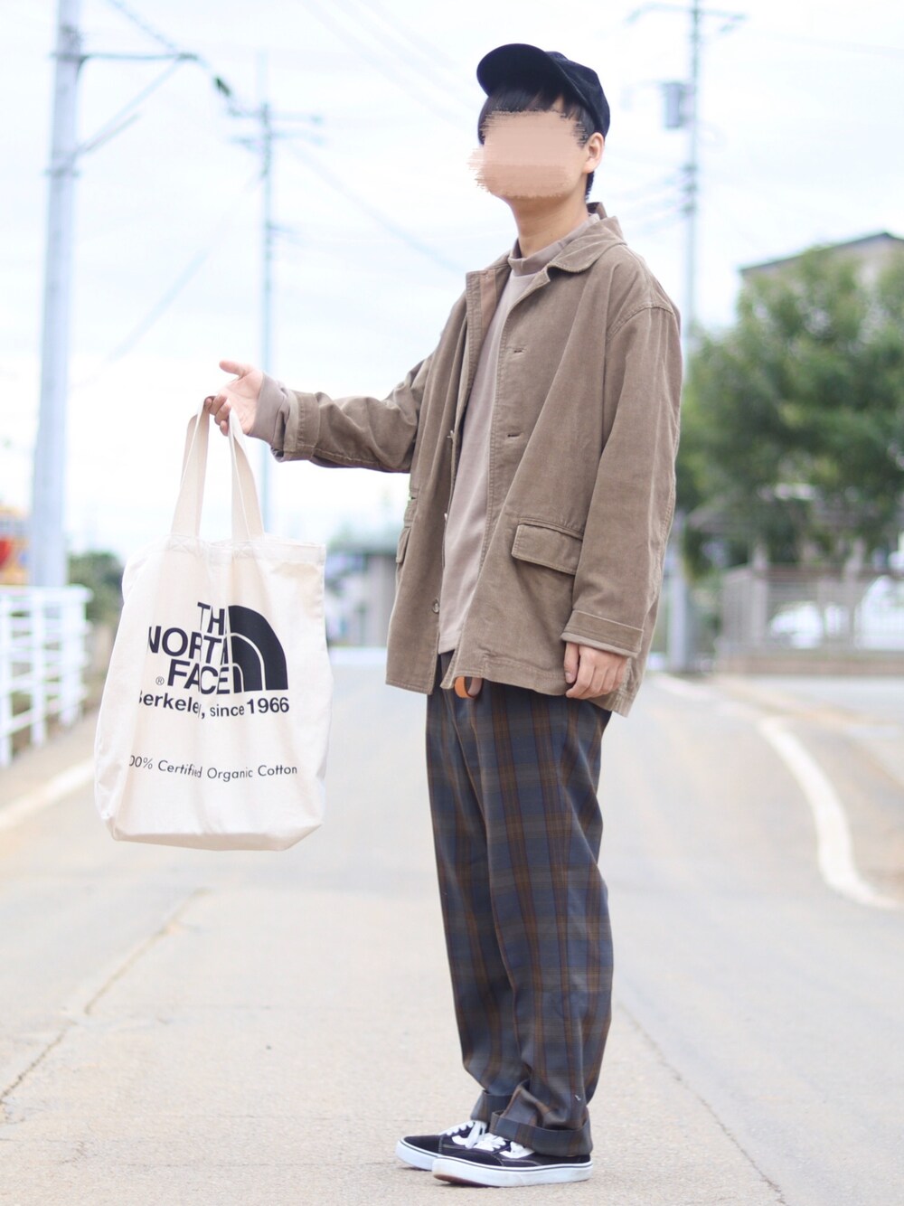 ブラウン系のカバーオール、ブラウン系のTシャツ/カットソー、その他のスラックスを着用したメンズの秋コーディネートの1枚目の写真