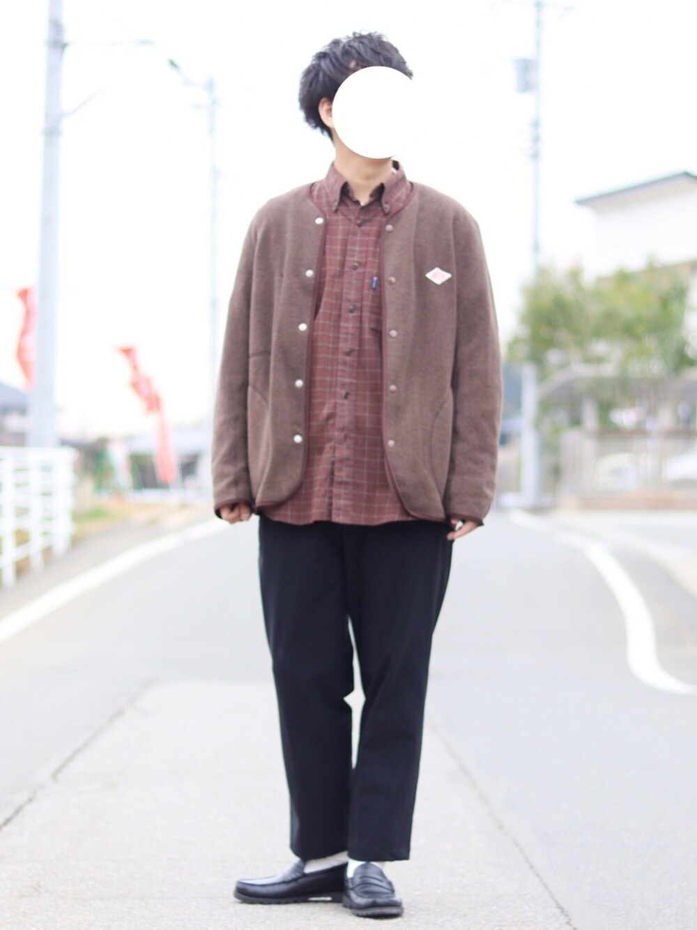 ブラウン系のノーカラージャケット、レッド系のシャツ/ブラウス、ブラック系のチノパンツを着用したメンズの冬コーディネートの1枚目の写真