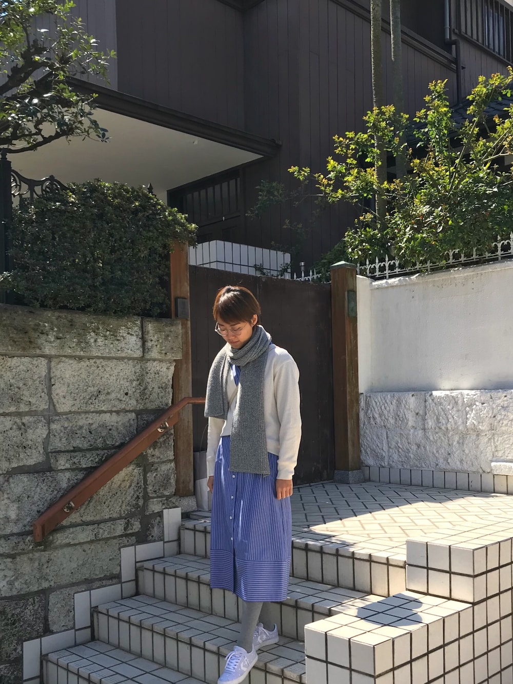 「H&Mのアイテム（マフラー、グレー系）」を使った、Niiikiiiさん（レディース・164cm）の春コーディネートの1枚目の写真