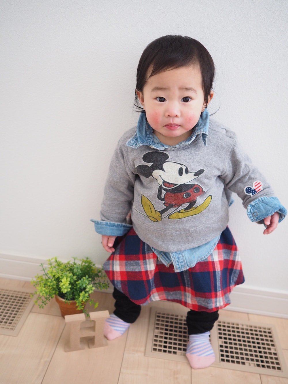 「女の子、西松屋、デニムシャツ、チェックスカート、ベビーコーデ、ミッキー、スウェット」｜「no brandのアイテム（スウェット、グレー系）」を使った、Hinano❁さん（キッズ・70cm）の冬コーディネートの1枚目の写真