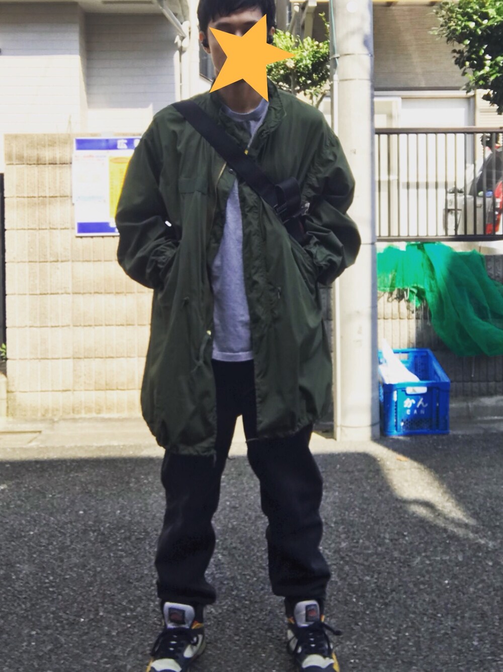 「秋コーデ、oldstussy、古着MIX、90’s、ミリタリーコート、ブラックデニム、stussy、ストリート、古着好きな人と繋がりたい、おしゃれさんと繋がりたい」｜「STUSSYのアイテム（Tシャツ/カットソー、グレー系）」を使った、AakaShanさん（メンズ・183cm）の秋コーディネートの1枚目の写真