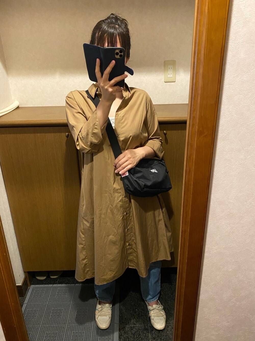 「低身長、おうちスタイル、カジュアル、シャツワンピース、スニーカー、春夏コーデ、プチプラ、おうちファッション、おだんごヘアー、ユニクロ」｜「Leeのアイテム（ショルダーバッグ、ブラック系）」を使った、siさん（レディース・155cm）の春コーディネートの1枚目の写真