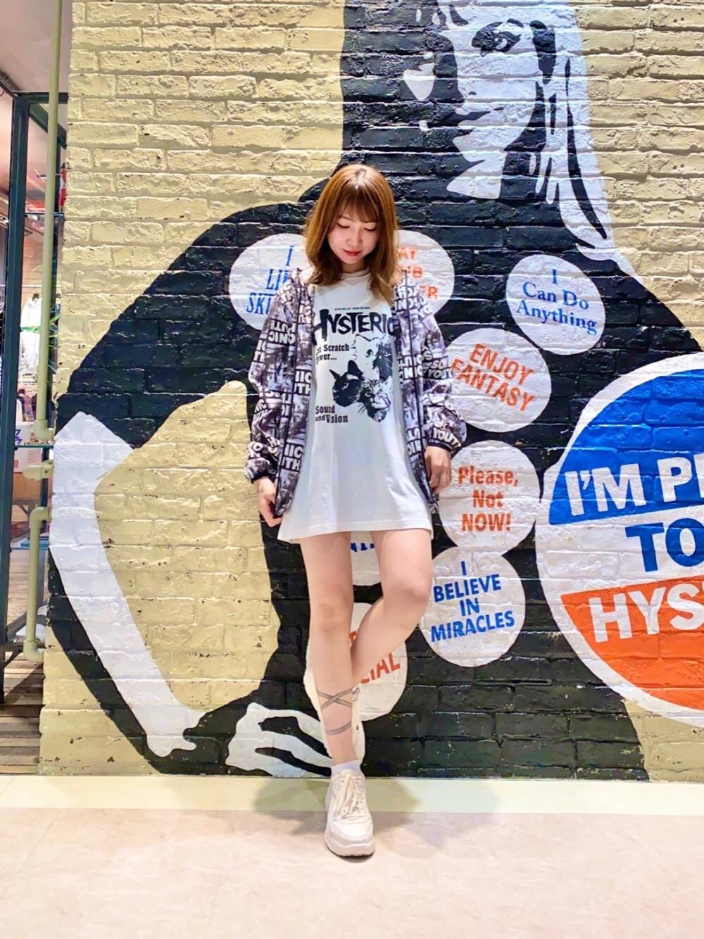 「ビッグシルエット、総柄、Hysteric Glamour、ラフコーデ、カジュアルコーデ、ヒステリックグラマー、ストリートコーデ、HYSTERICS、ロックコーデ、春こーで」｜「HYSTERIC GLAMOURのCAT SCRATCH FEVER オーバーサイズTシャツ（Tシャツ/カットソー、ホワイト系）」を使った、NAGISAさん（レディース・160cm）の春コーディネートの1枚目の写真