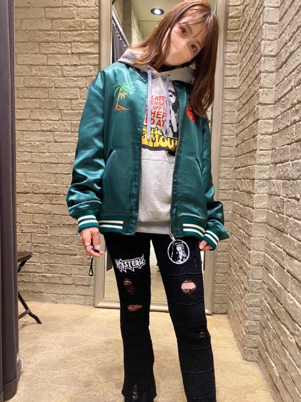 「カジュアル、パーカー、ヒステリックグラマー、HYSTERICS、春こーで、hysteric glamour、らふこーで、シンプルこーで、🦊スウェット、ストリート⁈」｜「HYSTERIC GLAMOURのMETAL LOGO フレアパンツ（その他パンツ、ブラック系）」を使った、NAGISAさん（レディース・160cm）の春コーディネートの1枚目の写真