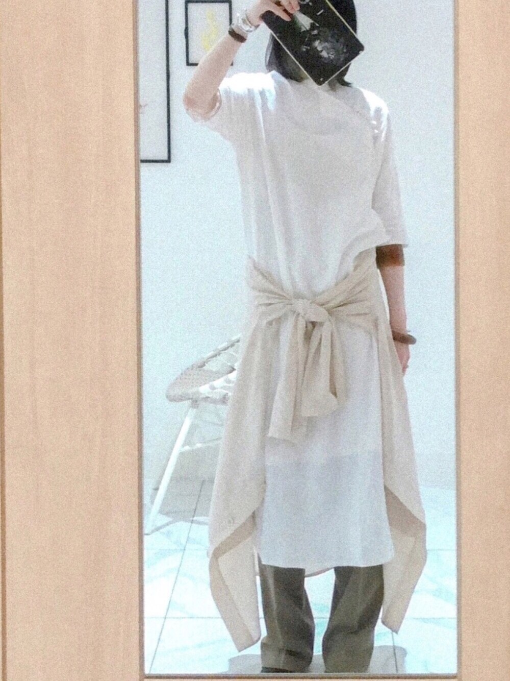 ホワイト系のワンピース、ホワイト系のシャツ/ブラウス、その他のその他パンツを着用したレディースの秋コーディネートの1枚目の写真