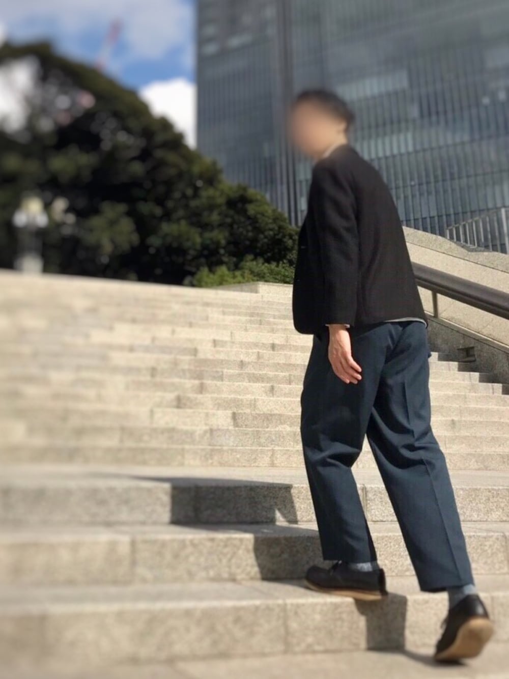 ブルー系のその他パンツ、ブラック系のブーツ、ブラック系のジャケット/アウターを着用したメンズの秋コーディネートの1枚目の写真