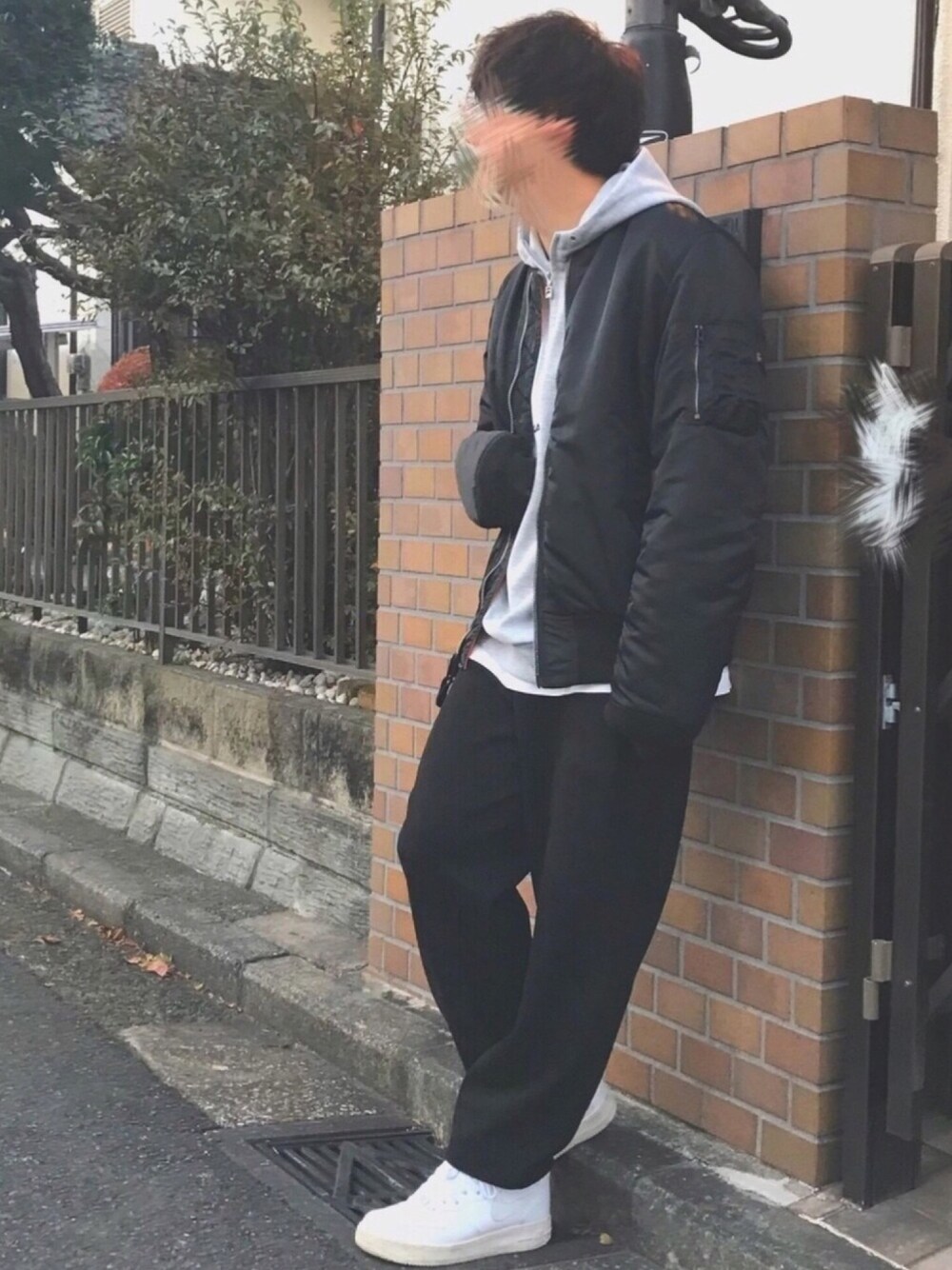 ブラック系のMA-1、グレー系のパーカー、ホワイト系のTシャツ/カットソーを着用したメンズの冬コーディネートの1枚目の写真