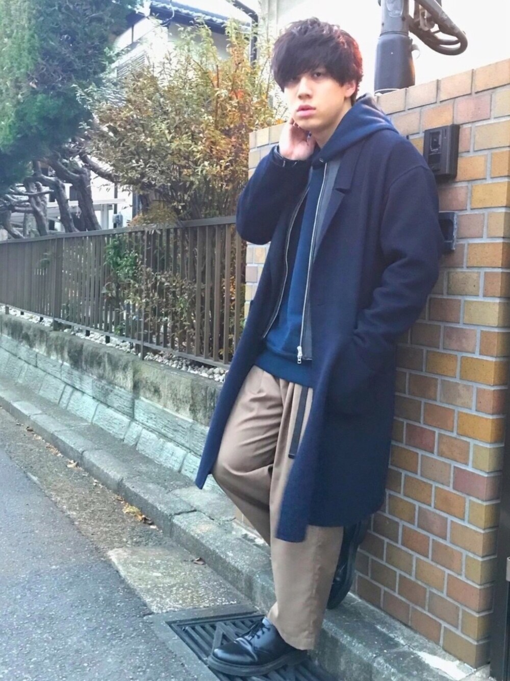 ブルー系のその他アウター、ブルー系のパーカー、ベージュ系のその他パンツを着用したメンズの冬コーディネートの1枚目の写真