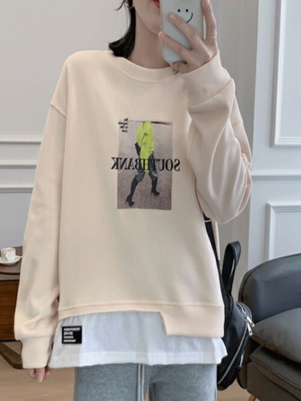 ベージュ系のスウェットを着用したレディースの春コーディネートの1枚目の写真