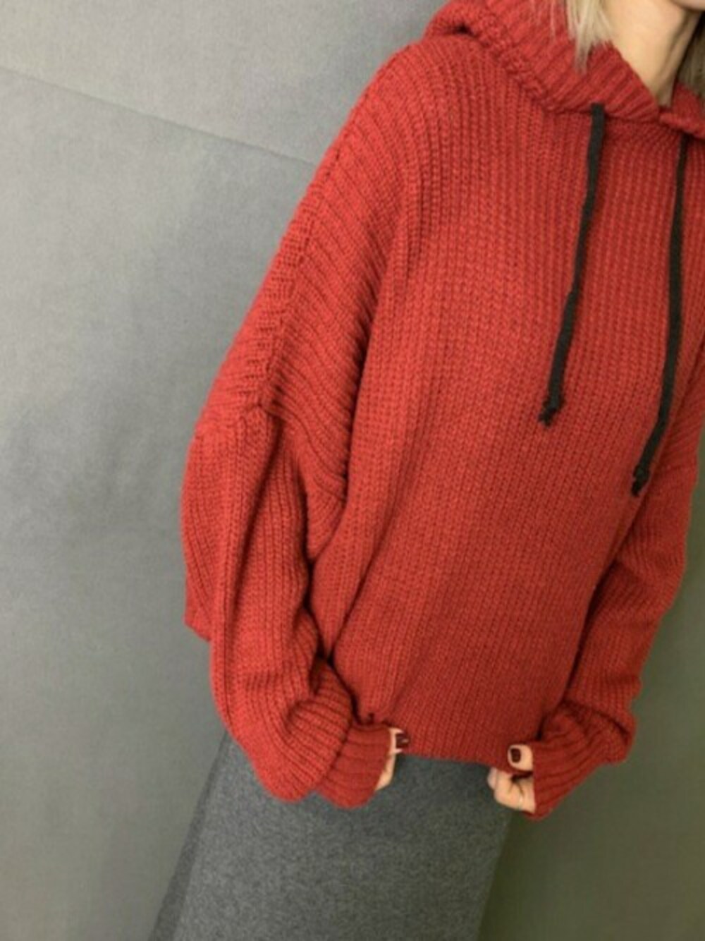 レッド系のニット/セーターを着用したレディースの春コーディネートの1枚目の写真