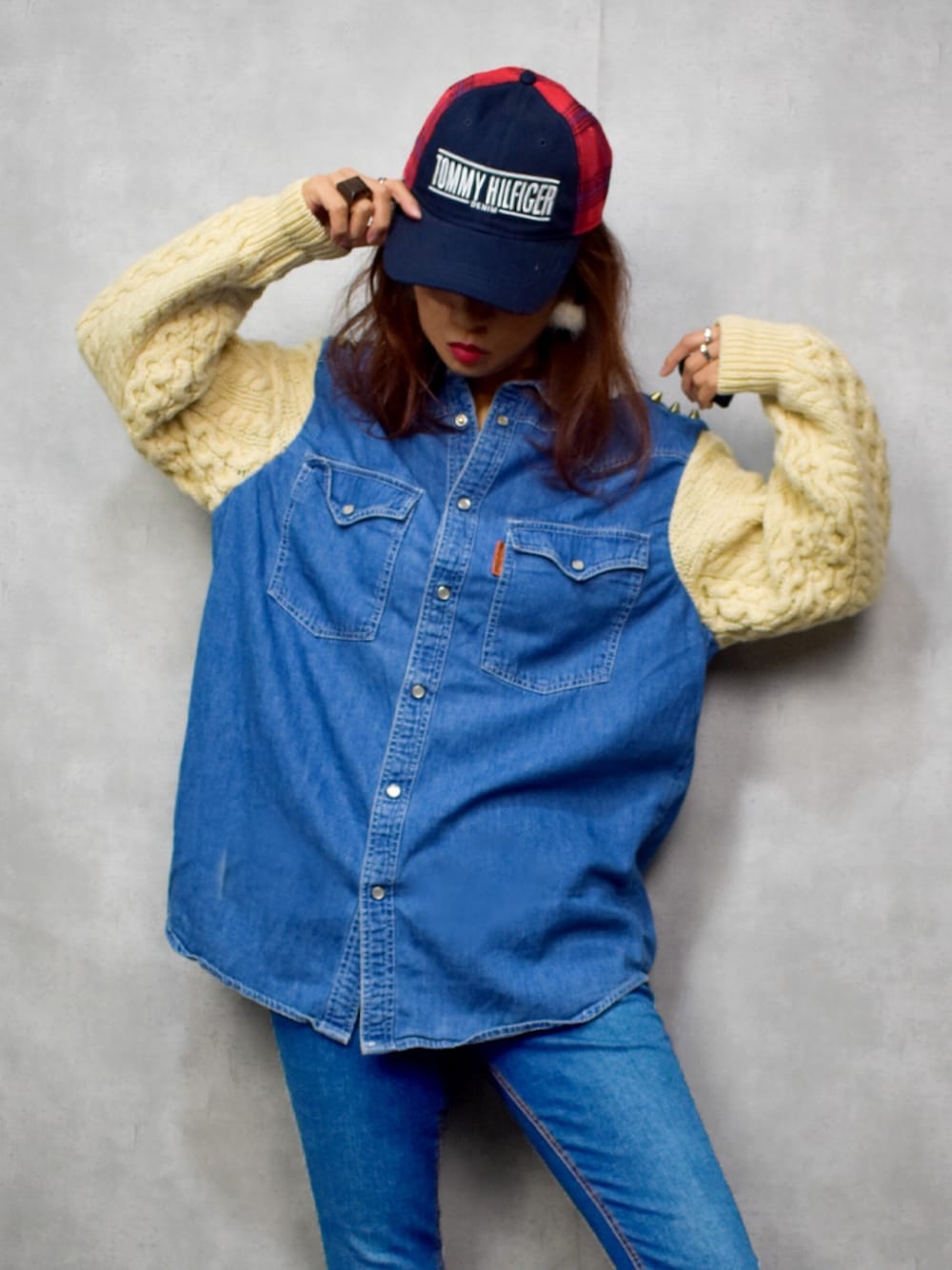 「今日のコーデ、ootd、カジュアル、赤チェック、デニム、デニムシャツ、古着、NY、おしゃれさんと繋がりたい、お洒落さんとつながりたい」｜「VINTAGEのアイテム（シャツ/ブラウス、ブルー系）」を使った、BROOKLYNさん（レディース・163cm）の冬コーディネートの1枚目の写真