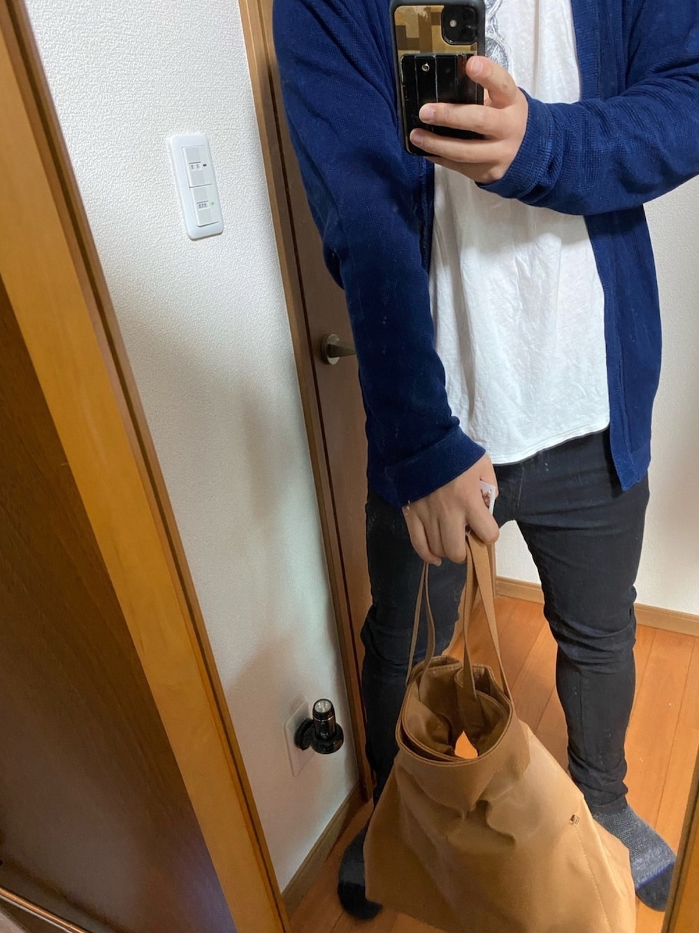 「巾着バッグ、レザー、カーディガン、スキニーデニム、ブラックデニム、ロンT、デニム、秋のコーデ、秋服準備はじめました」｜「しまむらのアイテム（バッグ、ブラウン系）」を使った、flocon de neige(ZOZOブランド化2021プロフ応援お願いします）さん（メンズ・177cm）の秋コーディネートの1枚目の写真