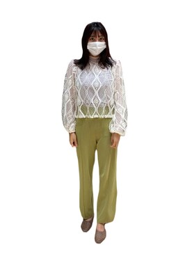 「LILY BROWN（リリーブラウン）のサイドラインニットパンツ（その他パンツ、グリーン系）」を使った、𝒶𝓂𝒾さん（レディース）の秋コーディネート