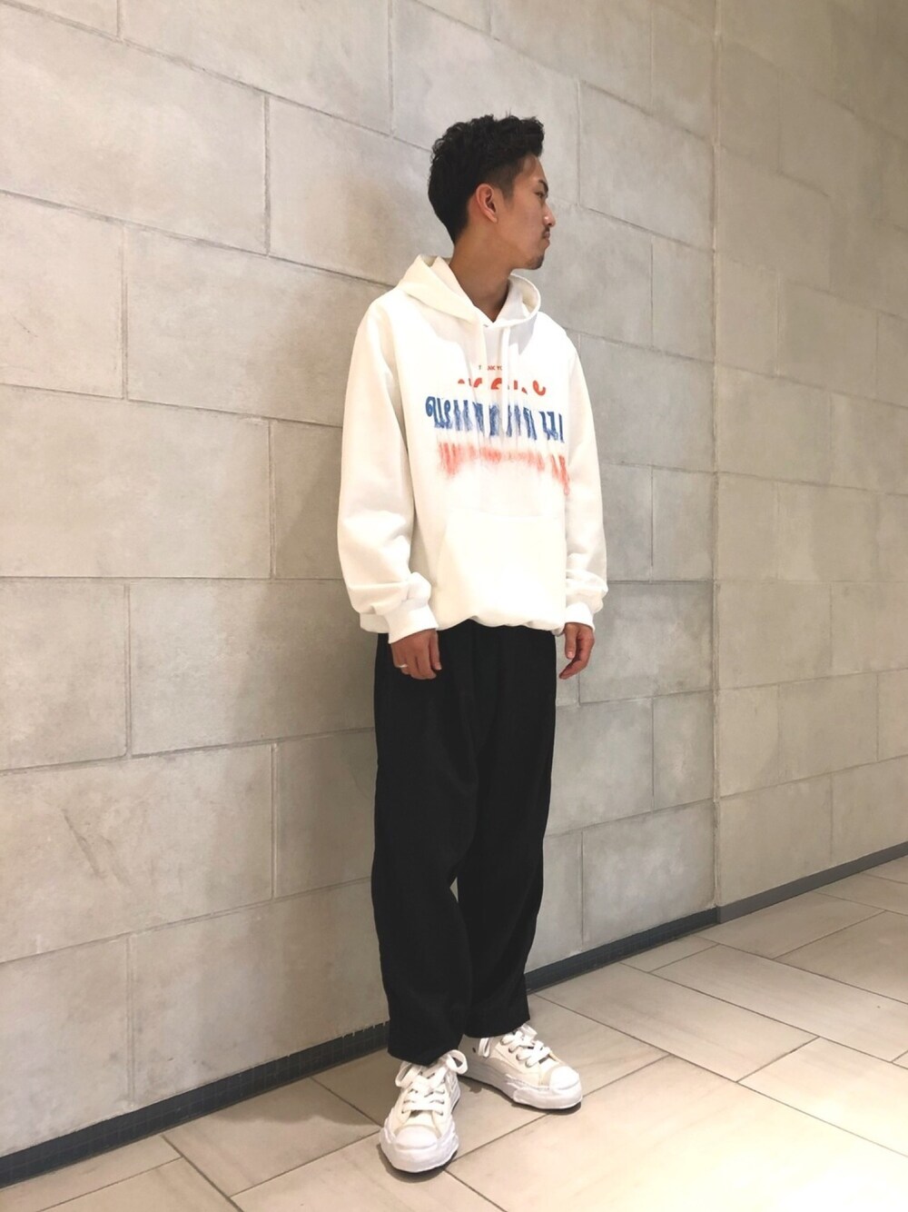 「ブラック、秋のコーデ、オーバーサイズ、スニーカーコーデ、ワイドパンツ、ootd、モノトーンコーデ、カジュアルコーデ」｜「doubletの【doublet】MEN パーカー THANK YOU FRINGE EMBROIDERY HOODIE 20AW35CS165（パーカー、ホワイト系）」を使った、tさん（メンズ・176cm）の夏コーディネートの1枚目の写真
