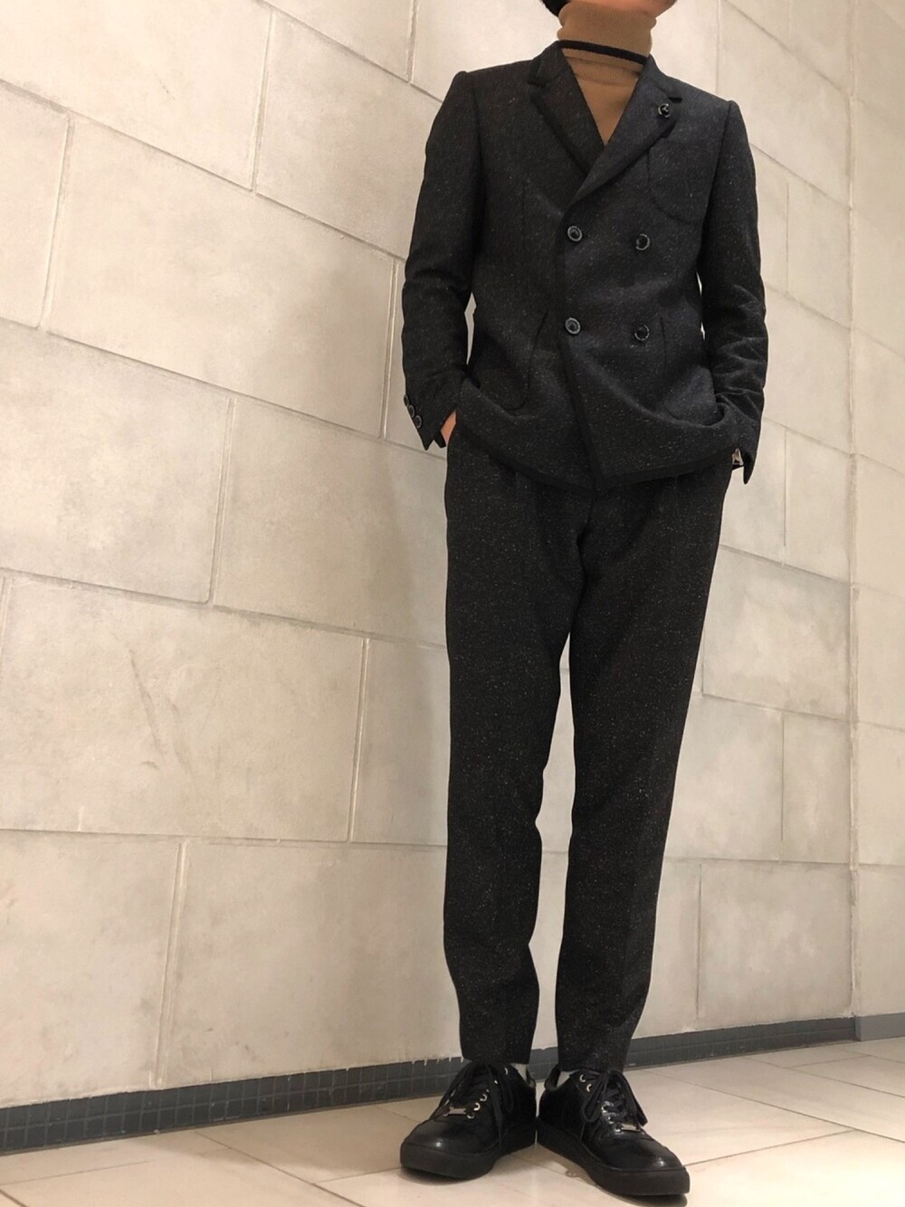 「セットアップ、シンプル、ブラック、秋のコーデ、タートルネック、大人コーデ、ootd」｜「Education from Youngmachinesの【Education from Youngmachines】シルクプルネル パイピングダブルジャケット（テーラードジャケット、ブラック系）」を使った、tさん（メンズ・176cm）の秋コーディネートの1枚目の写真