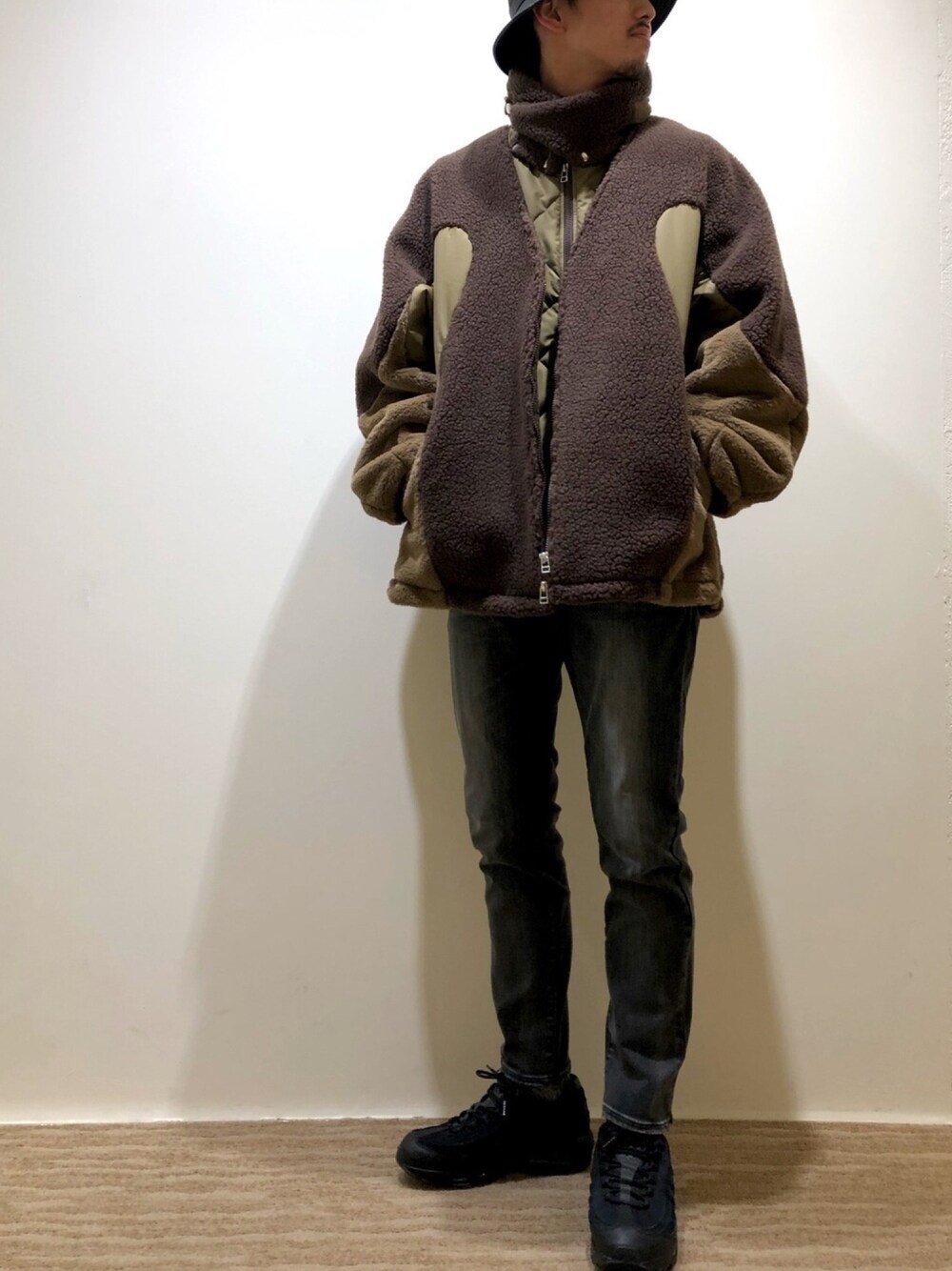 「スニーカー、デニム、ビッグシルエット、休日スタイル、ブラウン、カジュアルコーデ、今日のコーデ、オトナカジュアル、私の推しブランド」｜「yoshiokuboの【yoshiokubo GROUNDFLOOR】MEN MIX BOA BLOUSON YKF20514（その他アウター、ブラウン系）」を使った、tさん（メンズ・176cm）の冬コーディネートの1枚目の写真