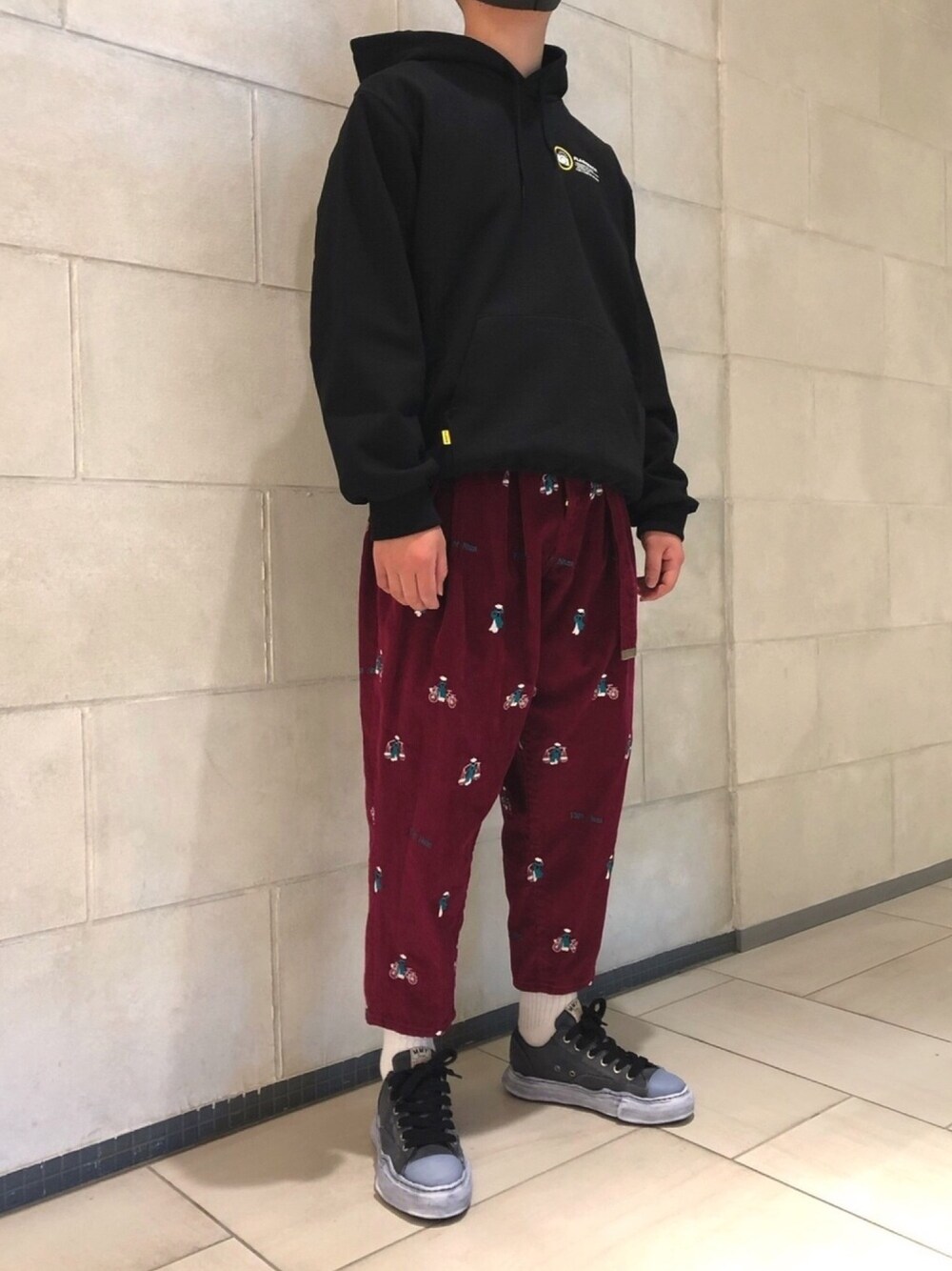 「スニーカー、ビッグシルエット、コーデュロイ、カジュアル、アメカジ、パーカー、ストリート、ootd、フォローミー、私の推しブランド」｜「doubletのアイテム（パーカー、ブラック系）」を使った、tさん（メンズ・176cm）の冬コーディネートの1枚目の写真