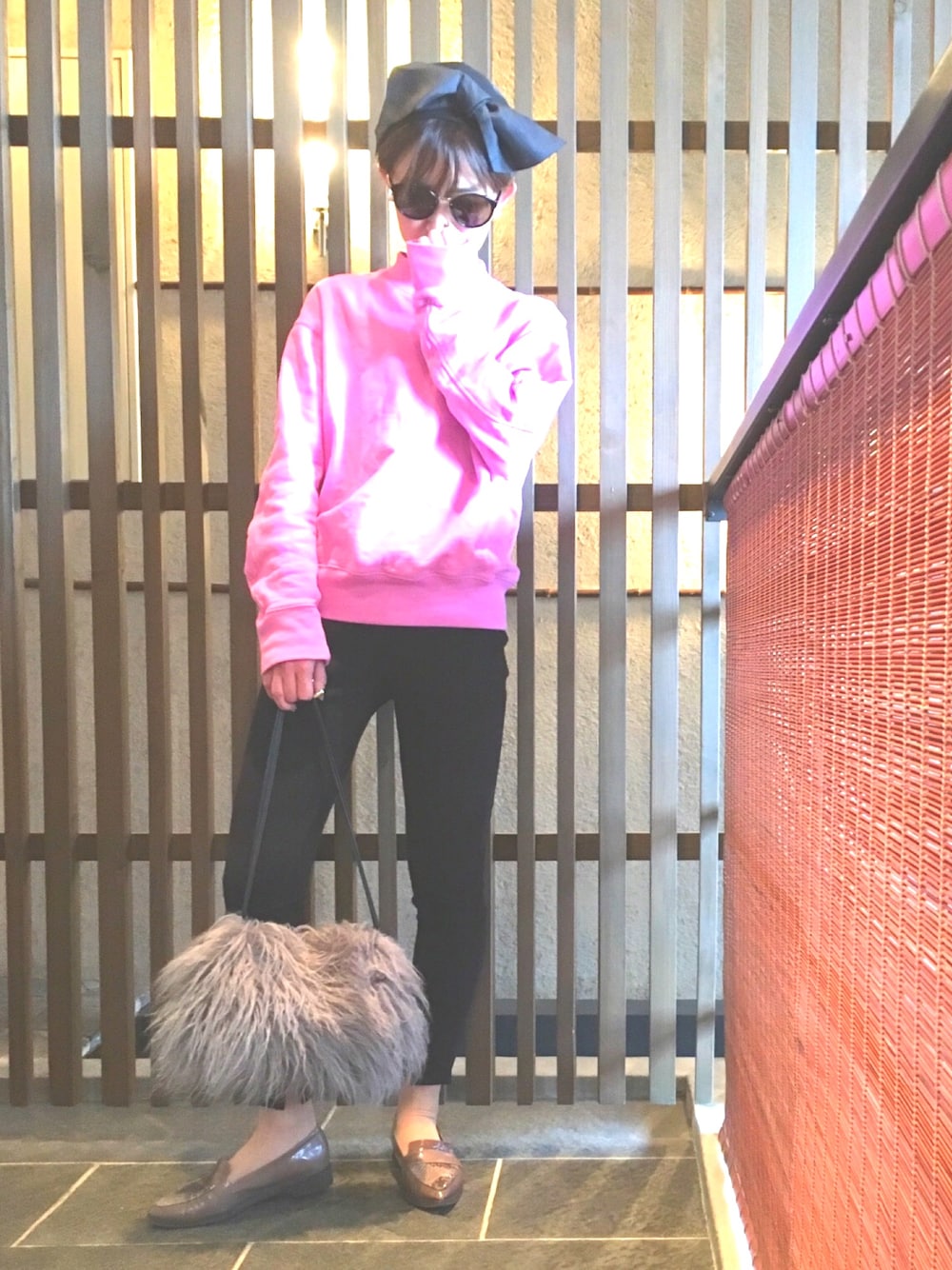 「ピンク、スウェット、トレーナー、レギンス、ブラック、リボン、カチューシャ、ターバン」｜「LEPSIMのアイテム（バッグ、ブラック系）」を使った、chico♡さん（レディース・157cm）の冬コーディネートの1枚目の写真