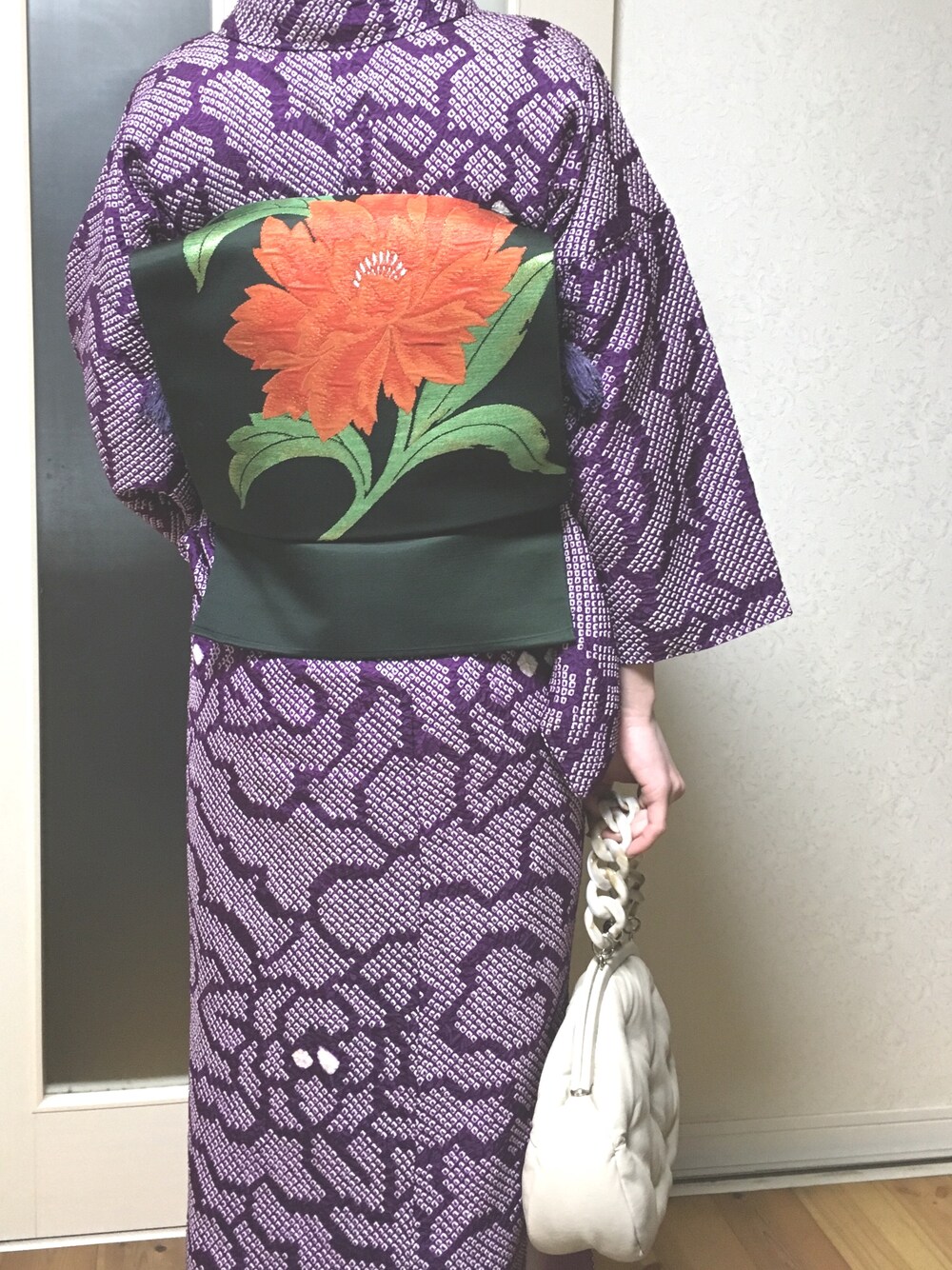 「着物、絞り、大花柄、がま口バッグ」｜「URBAN RESEARCHのアイテム（バッグ、ベージュ系）」を使った、chico♡さん（レディース・157cm）の冬コーディネートの1枚目の写真