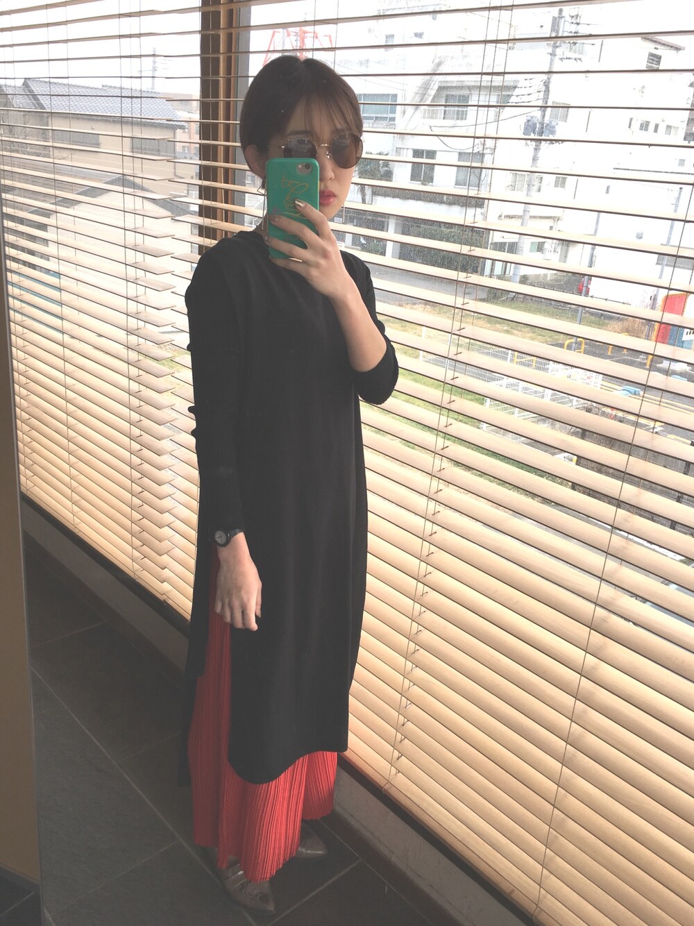 「レイヤードstyle、レイヤードスタイル、ブラック、モード、ベスト、ワイドパンツ」｜「Zoffのボストン型メタルフレームサングラス｜Zoff×RINA TANAKA “Kate”（サングラス、ブラウン系）」を使った、chico♡さん（レディース・157cm）の冬コーディネートの1枚目の写真