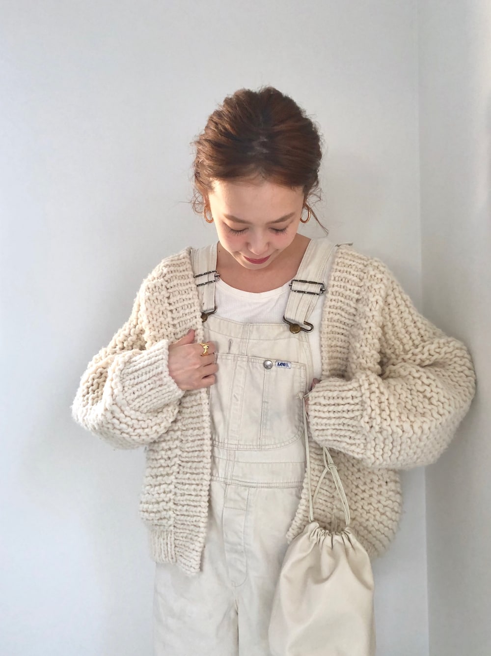 ベージュ系のニット/セーターを着用したレディースの秋コーディネートの1枚目の写真