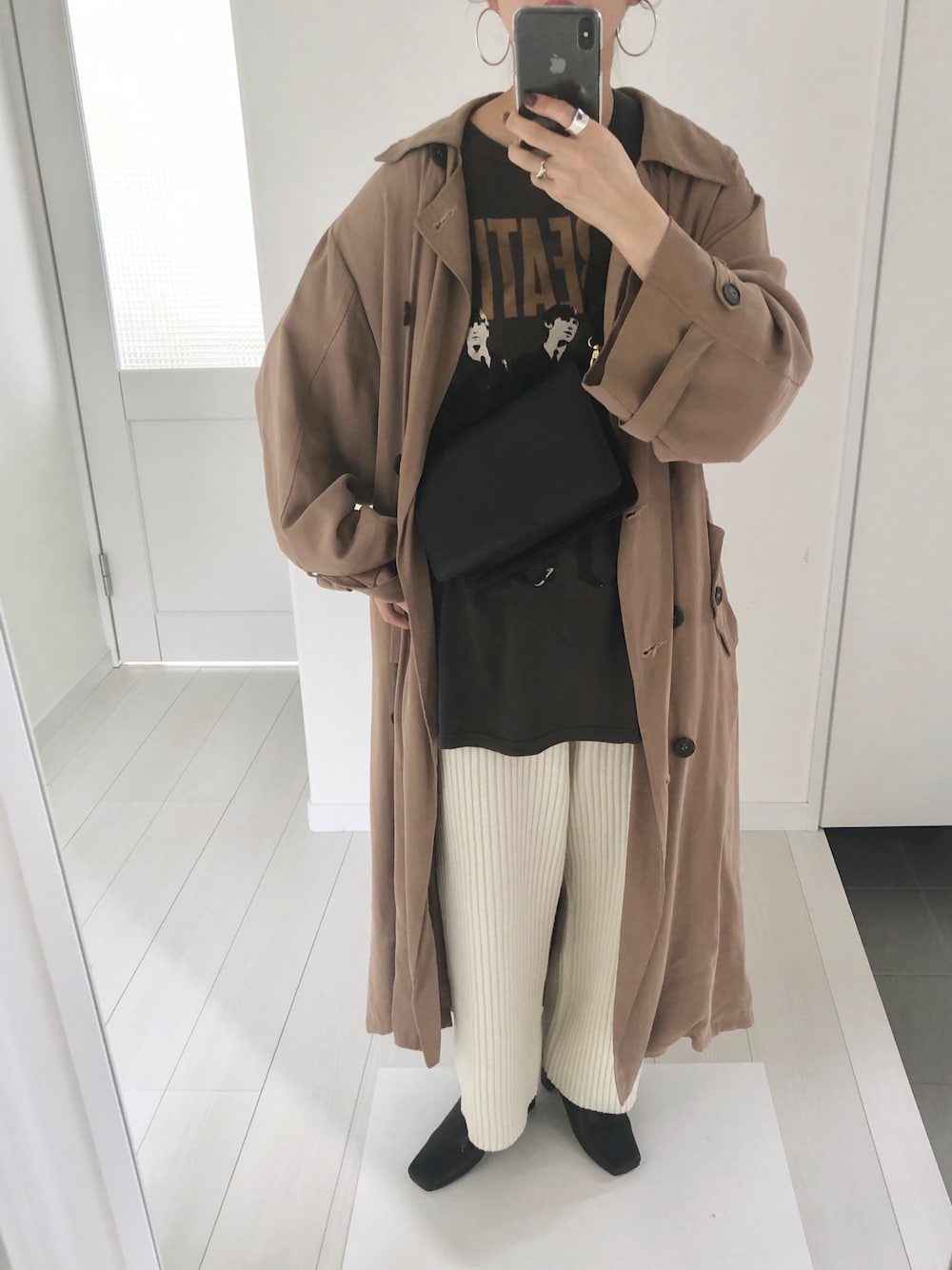 「トレンチコート、秋のコーデ、秋コーデ、ニットパンツ、ショートブーツ、Tシャツ」｜「UNE MANSIONのハイウエスト肉厚リブニットワイドパンツ（その他パンツ、ホワイト系）」を使った、noooさん（レディース・155cm）の秋コーディネートの1枚目の写真