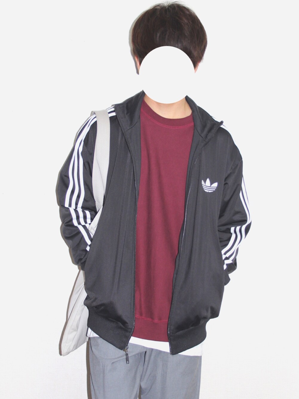 「シンプル、オーバーサイズ、8シルエット、スポーツミックス、adidas、赤、トレーナー」｜「BEAMSの∀adidas × BEAMS / 別注 ナイロン トラックジャケット（ナイロンジャケット、ブラック系）」を使った、taiga【youtube投稿中‼️】さん（メンズ・168cm）の冬コーディネートの1枚目の写真