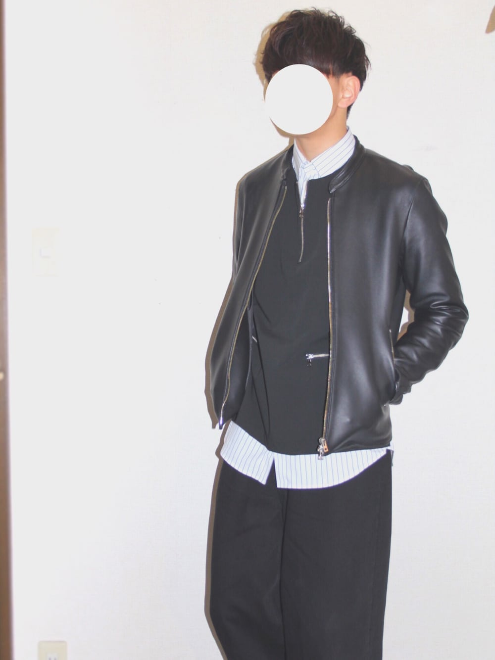 「シンプルコーデ、おしゃれさんと繋がりたい、きれいめカジュアル、ライダース、ハーフジップ、ワイドパンツ、ストライプ、レイヤードスタイル」｜「STUDIOUSの【先行予約】マルチストレッチハーフジッププルオーバーシャツ（その他トップス、ブラック系）」を使った、taiga【youtube投稿中‼️】さん（メンズ・168cm）の冬コーディネートの1枚目の写真