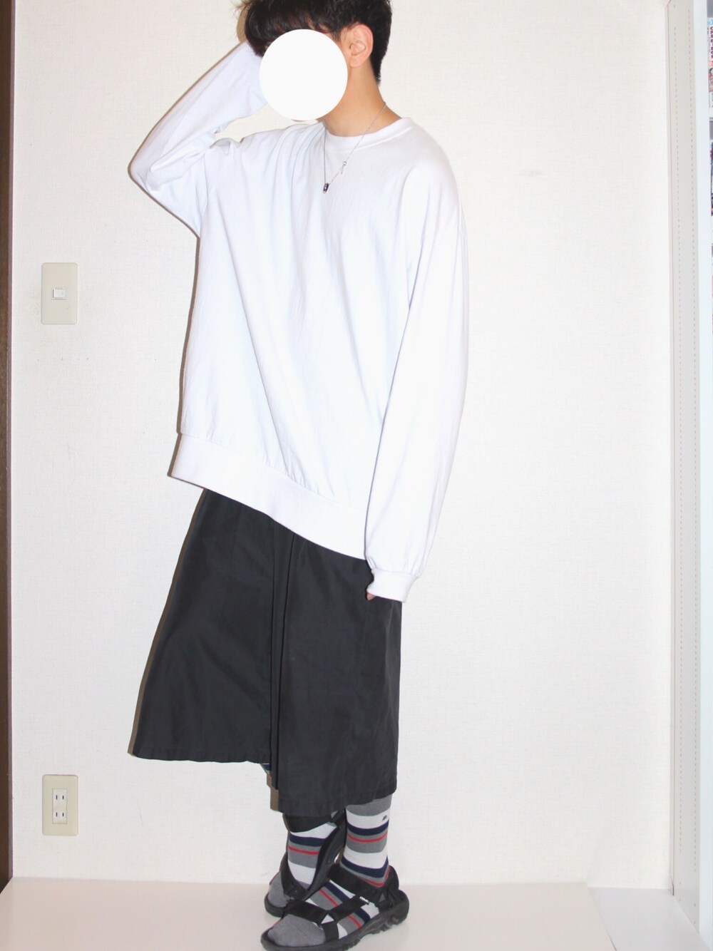 ホワイト系のTシャツ/カットソー、ブラック系のパンツ、ブラック系のサンダルを着用したメンズの春コーディネートの1枚目の写真