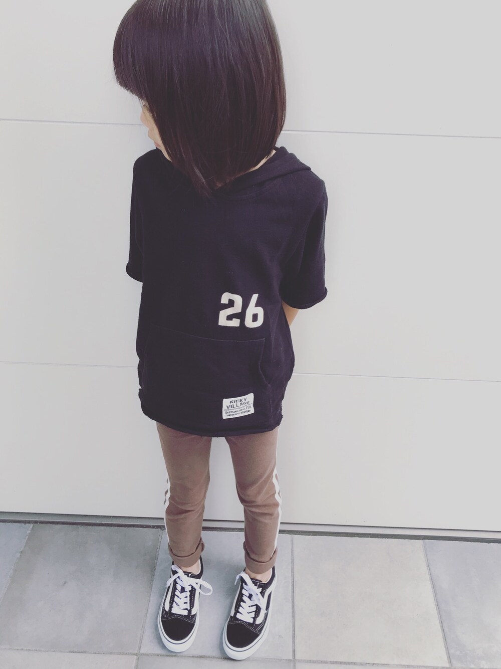 「petit mainのアイテム（パンツ、ブラウン系）」を使った、yuri！さん（キッズ・110cm）の秋コーディネートの1枚目の写真