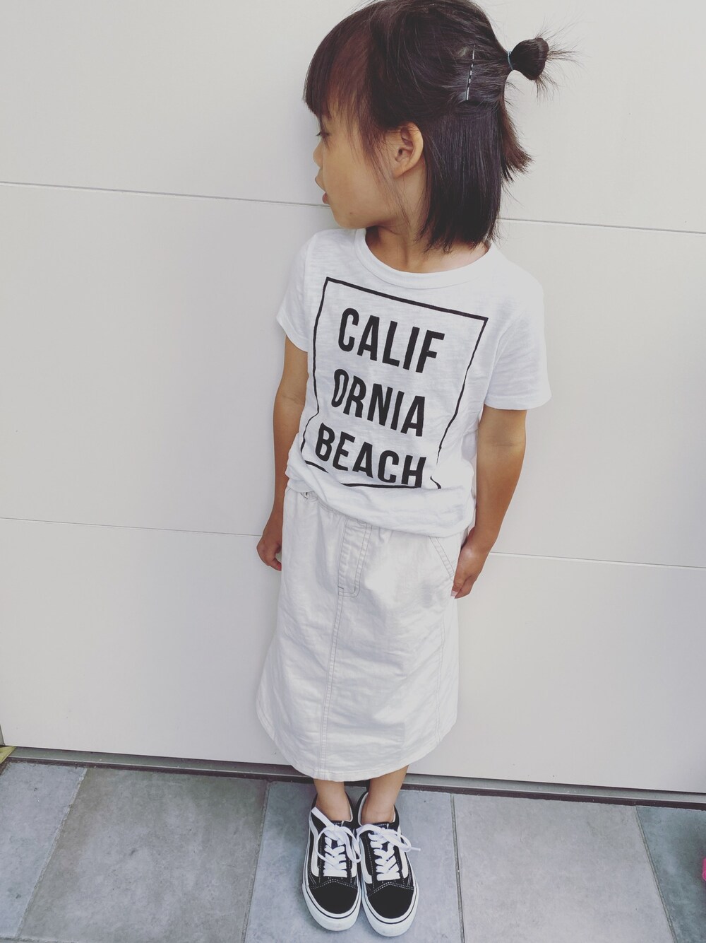 「GLOBAL WORKのアイテム（スカート、ホワイト系）」を使った、yuri！さん（キッズ・110cm）の秋コーディネートの1枚目の写真