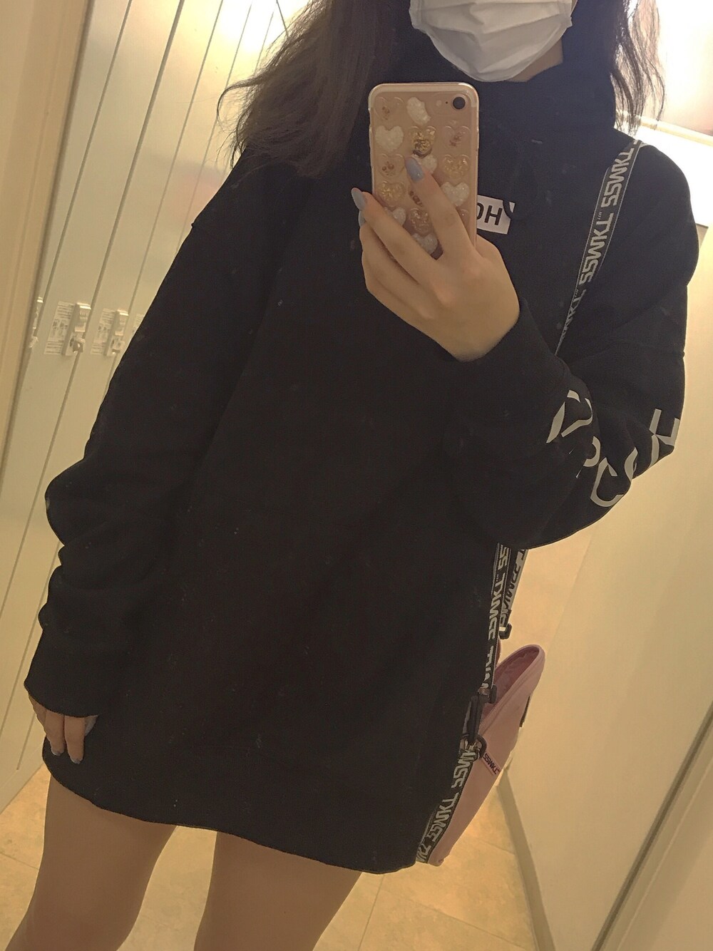 「honeymihoney、パーカー女子、22market」｜「HONEY MI HONEYのアイテム（パーカー、ブラック系）」を使った、𝕔𝕙𝕚𝕒さん（レディース・159cm）の秋コーディネートの1枚目の写真