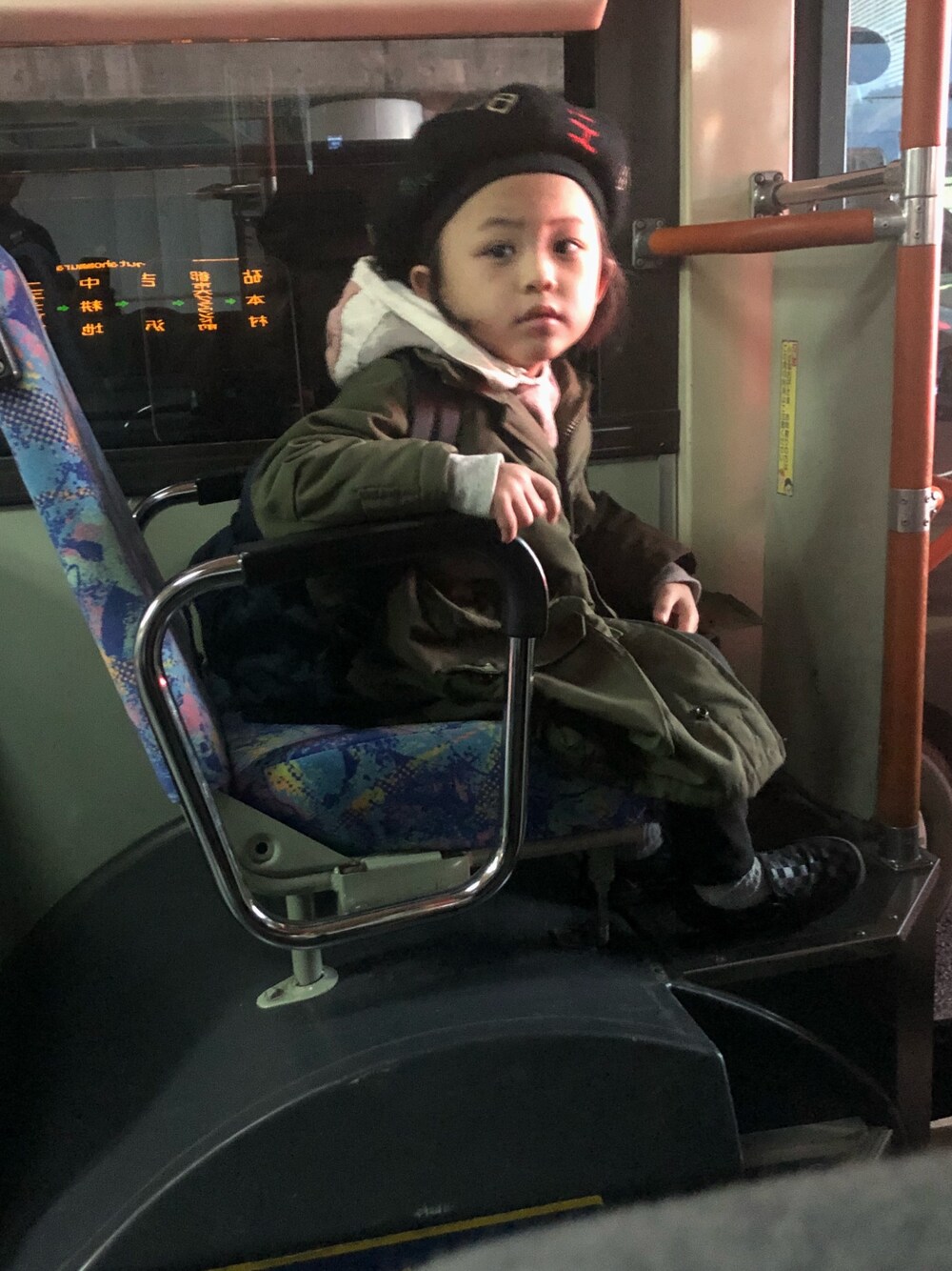 「男の子コーデ、キッズファッション、4歳、モンスターパーカー」｜「THE PARK SHOPのアイテム（ミリタリージャケット、グリーン系）」を使った、HBKさん（キッズ・100cm）の冬コーディネートの1枚目の写真