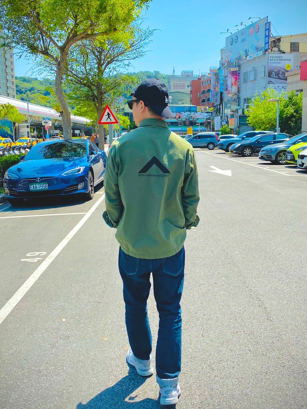 「ootd、夏、街頭穿搭、球鞋、休閒、牛仔褲、好天氣、工裝、潮流」｜「WTAPSのアイテム（シャツ/ブラウス、グリーン系）」を使った、junjunjun520さん（メンズ・172cm）の春コーディネートの1枚目の写真
