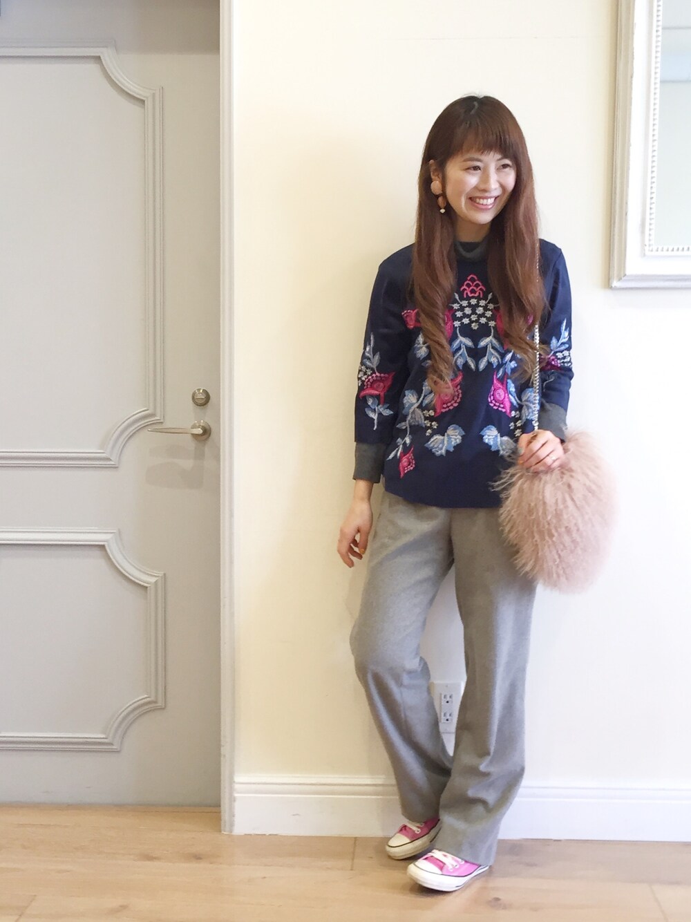 「カジュアル、ママファッション、ZARA、ワイドパンツ、刺繍、converse、ピンク、グレー、ファーバッグ」｜「ZARAのzara刺繍トップス（シャツ/ブラウス、ブルー系）」を使った、あみぃ さん（レディース・163cm）の冬コーディネートの1枚目の写真