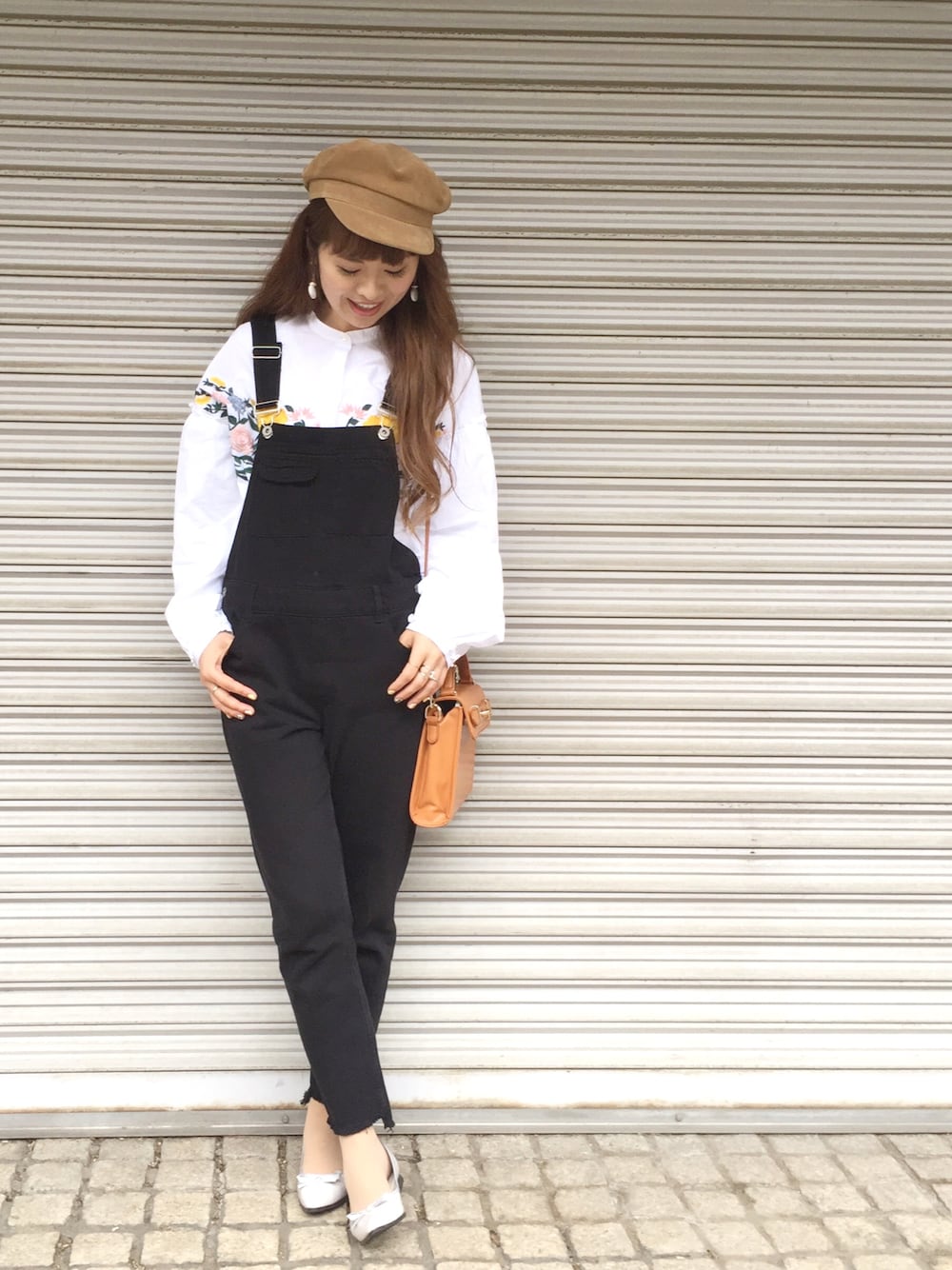 「大人カジュアル、カジュアル、はるコーデ、casual、outfit、サロペット、刺繍、マリンキャップ、バレエシューズ、大人ガーリー」｜「Ungridのフェイクスウェードマリンキャップ（キャップ、イエロー系）」を使った、あみぃ さん（レディース・163cm）の春コーディネートの1枚目の写真