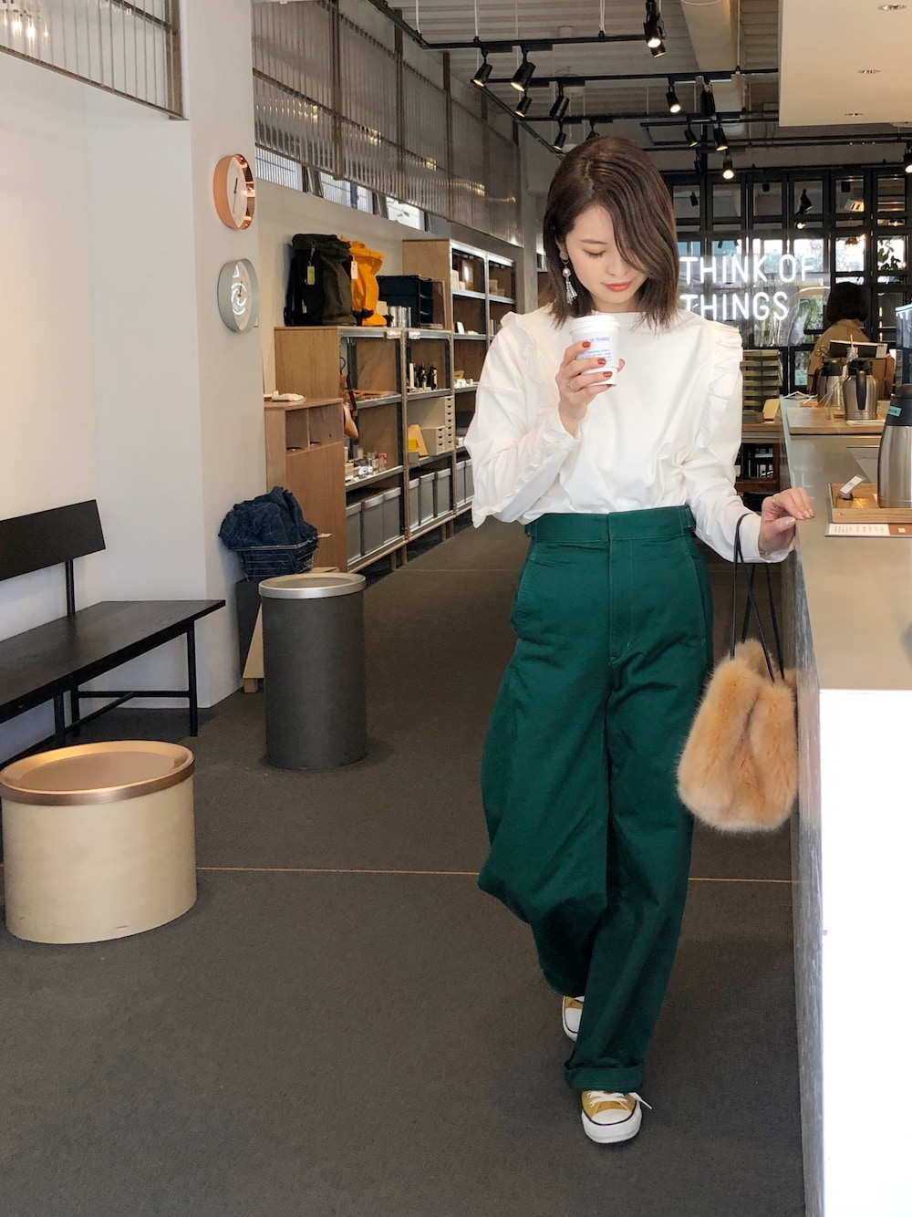 「オトナカジュアル、スニーカーコーデ、コンバース、UNIQLO、UNIQLO U、ママファッション、ブラウス」｜「PAULOWNIAのWEB限定 2Wayクリアービジュー（ピアス（両耳用）、シルバー系）」を使った、あみぃ さん（レディース・163cm）の冬コーディネートの1枚目の写真