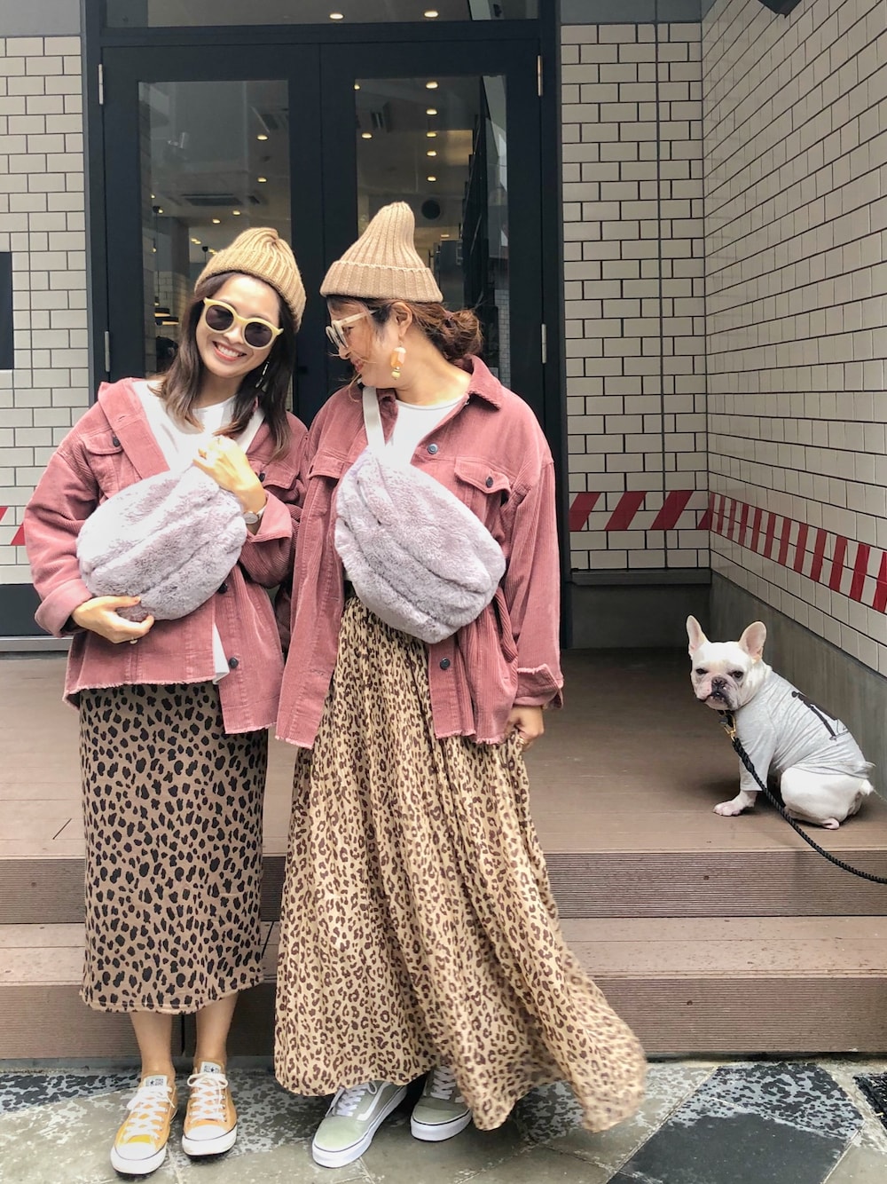 「ストリート服が好き、秋のコーデ、ラフ、ゆるコーデ、ビッグシルエット、レオパードスカート、ファー小物、ウエストポーチ、ニット帽、大人コーデ」｜「ZARAのアイテム（ジャケット/アウター、ピンク系）」を使った、あみぃ さん（レディース・163cm）の秋コーディネートの1枚目の写真