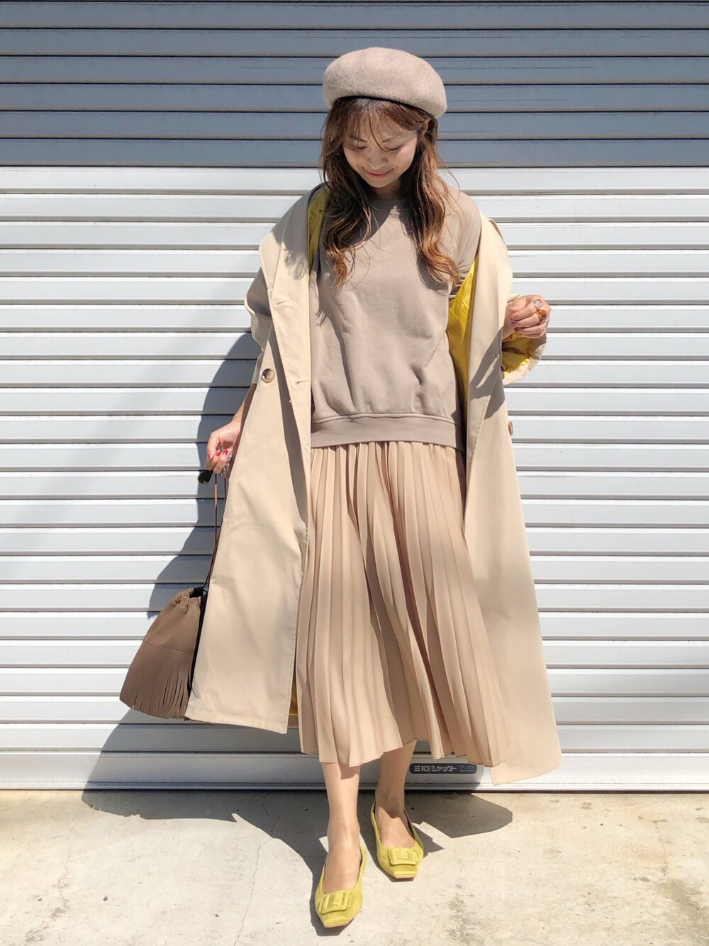 「秋のコーデ、カジュアルコーデ、オトナカジュアル、オトナ女子、ママファッション、トレンチコート、UNIQLO、ベレー帽、ワントーンコーデ」｜「pichiのアイテム（トレンチコート、ベージュ系）」を使った、あみぃ さん（レディース・163cm）の秋コーディネートの1枚目の写真
