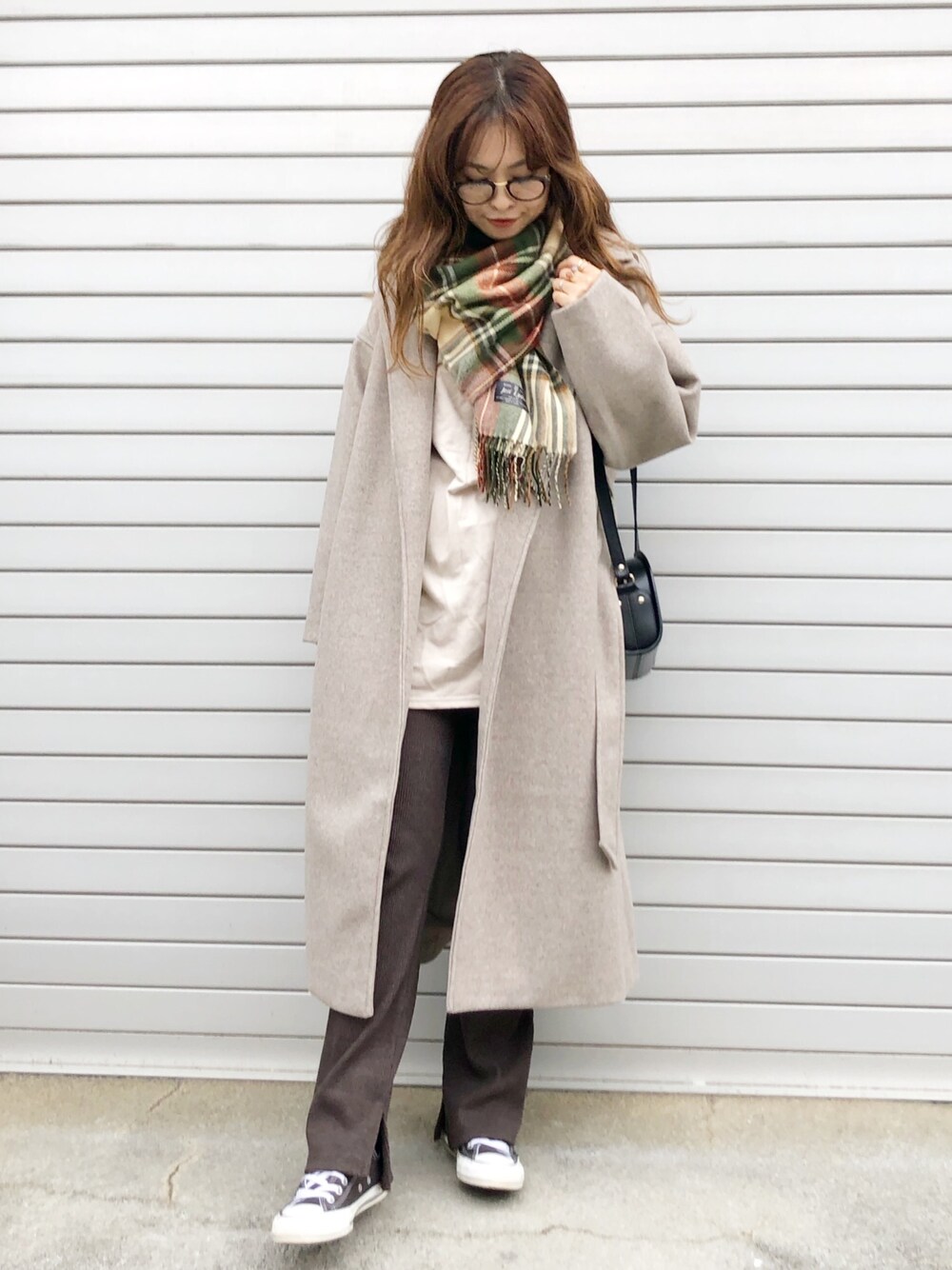 「大人カジュアル、パンツスタイル、冬コーデ、プチプラコーデ、ワントーンコーデ、ブラウン、コンバース、オーバーサイズ、コート」｜「Roomy'sのフェイクウールロングガウンコート（チェスターコート、ベージュ系）」を使った、あみぃ さん（レディース・163cm）の秋コーディネートの1枚目の写真