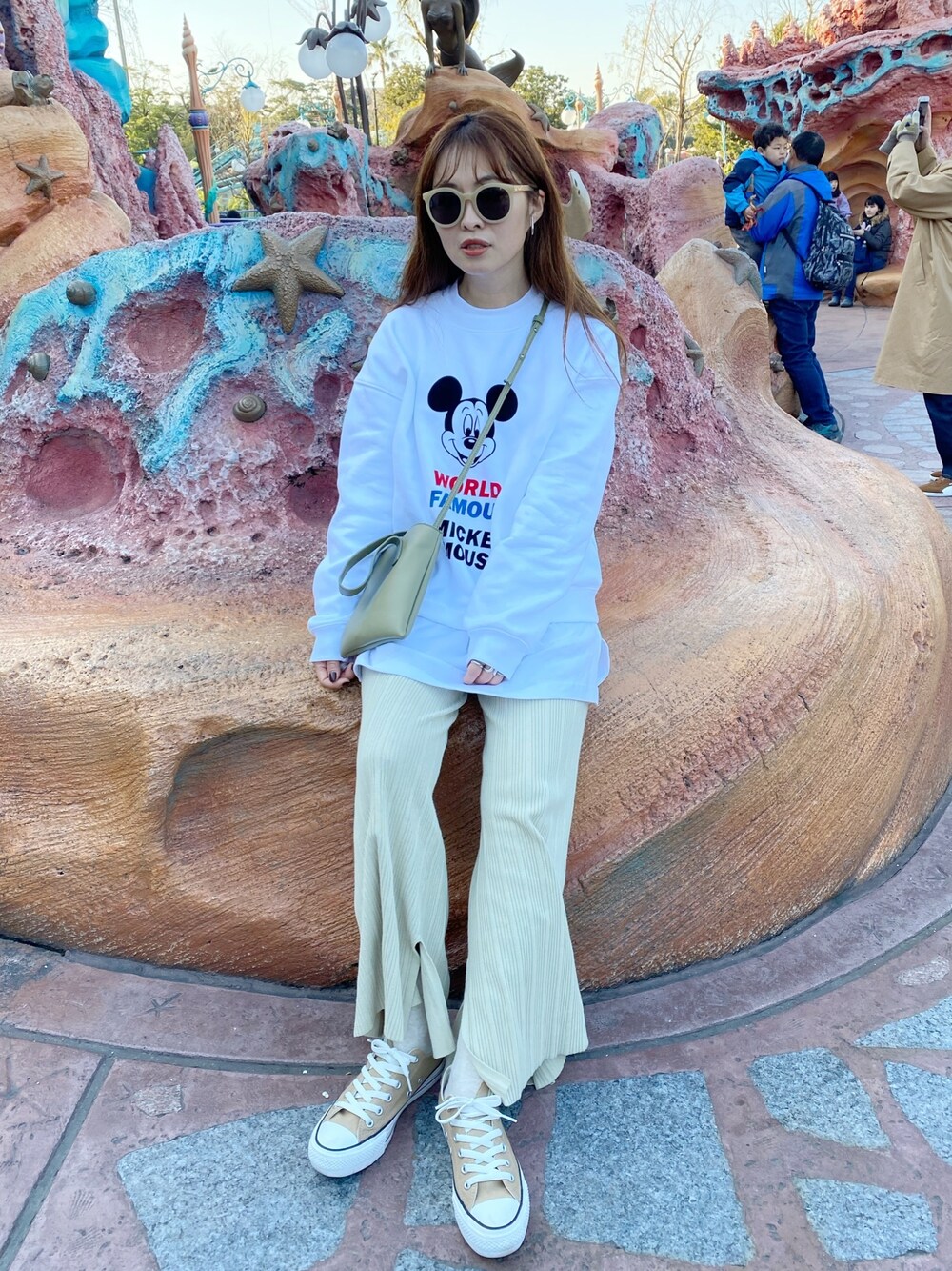 「大人カジュアル、disney、ディズニー、ディズニーコーデ、ミッキー、ミッキーコーデ、カジュアル、韓国ファッション、linom」｜「GUのアイテム（スウェット、ホワイト系）」を使った、あみぃ さん（レディース・163cm）の冬コーディネートの1枚目の写真
