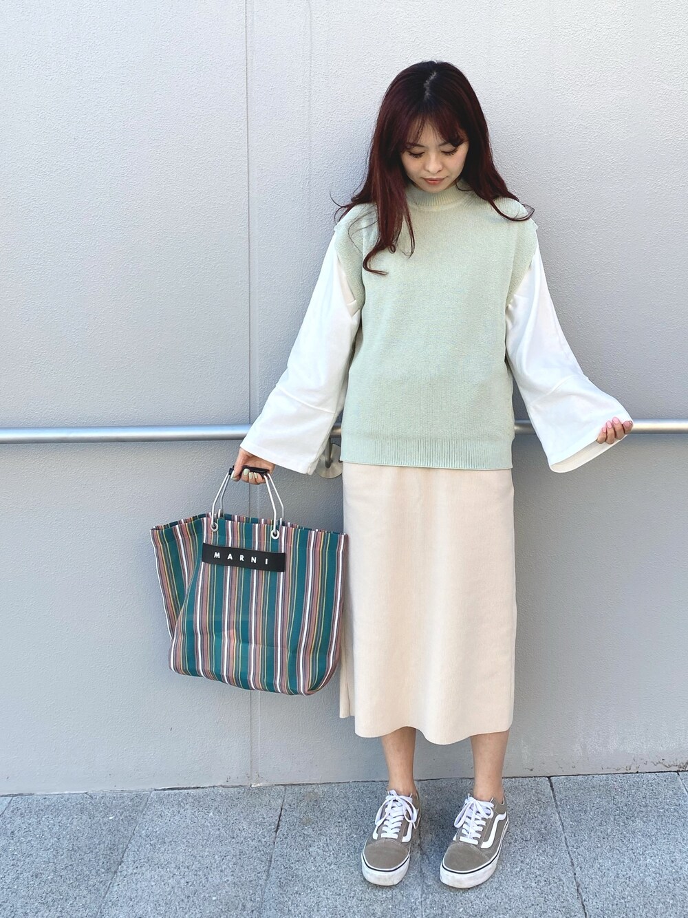 「シンプルコーデ、きれいめカジュアル、UNIQLO、UNIQLO U、春カラー、ニットベスト、キレイめ、スニーカーコーデ、ママコーデ、linom」｜「UNIQLOのリブクルーネックセーター（ノースリーブ）（ニット/セーター、グリーン系）」を使った、あみぃ さん（レディース・163cm）の春コーディネートの1枚目の写真