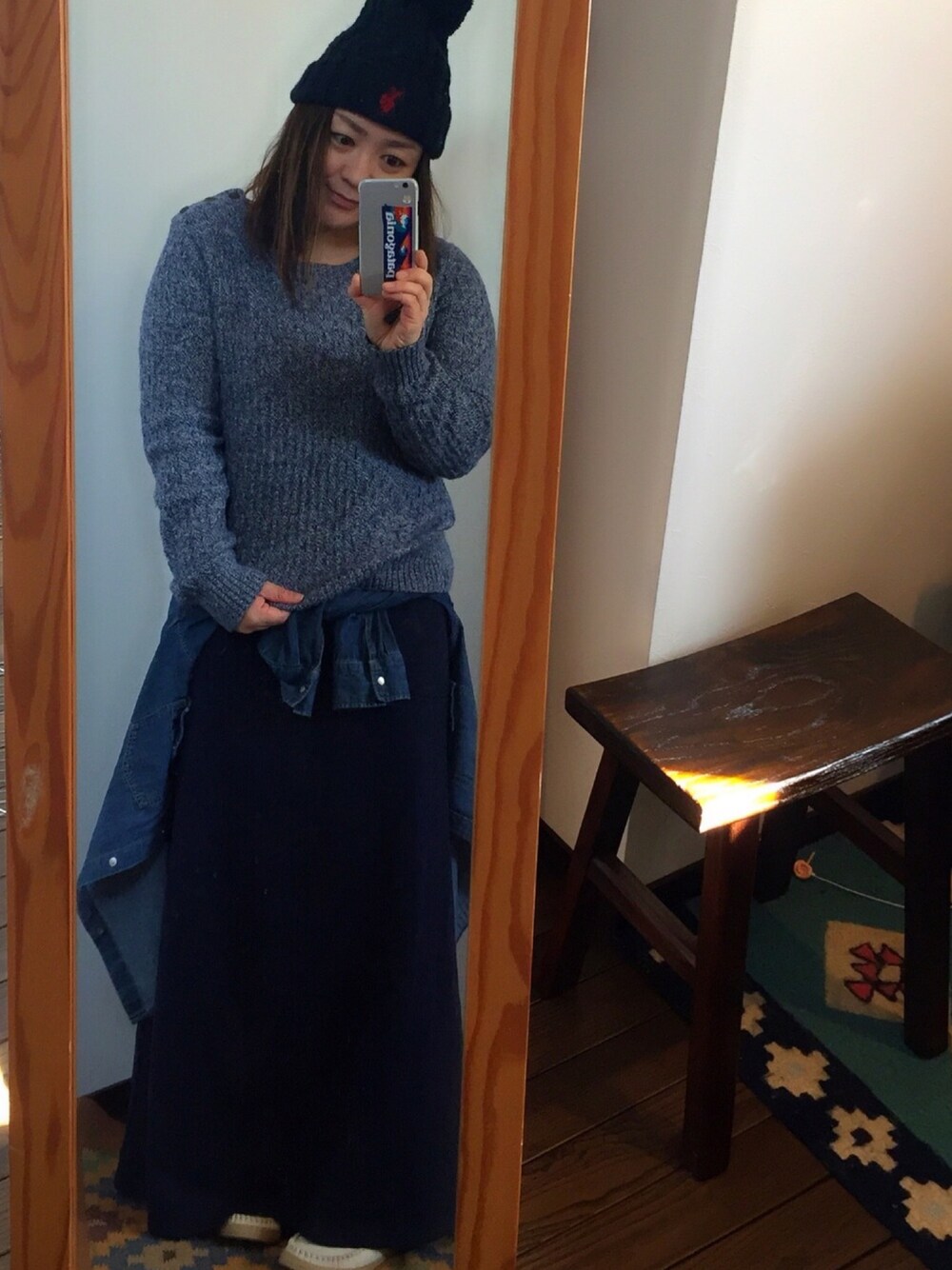 「今日のコーデ、カジュアルコーデ、大人カジュアル、ラフ、ゆるコーデ、こしまきスタイル、デニムシャツ、GU、UGG、ニット帽」｜「no brandのアイテム（スカート、ブルー系）」を使った、yuki@japanさん（レディース・154cm）の冬コーディネートの1枚目の写真