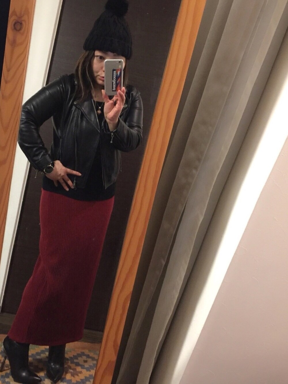 「シンプル、革ジャン、ブラック、ALDO、レザージャケット、ニット帽、90’s、アラフォー、クール、黒のニットキャップ」｜「GUのアイテム（スカート、レッド系）」を使った、yuki@japanさん（レディース・154cm）の冬コーディネートの1枚目の写真